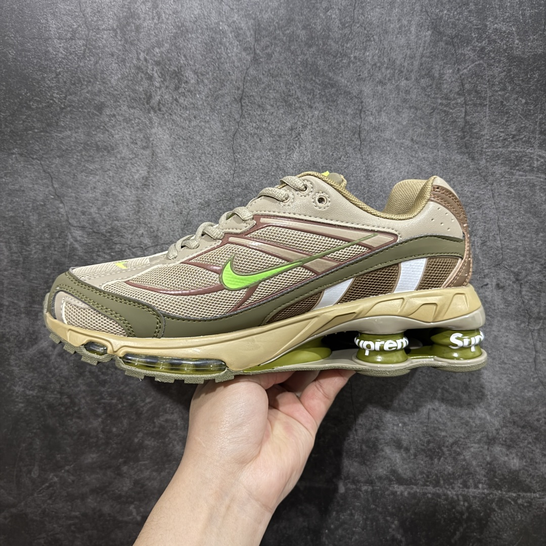 图片[2]-【外贸版】Supreme x Nike Shox Ride 2 SP联名扣篮系列休闲运动鞋.时尚男女篮球鞋缓震慢跑鞋 DN1615 200 Shox系列 舒适与时尚的完美结合，这款现代经典之作，凭借脚跟下方的四个支撑柱和前脚掌的Max Air技术，提供卓越的响应性缓震。鞋面采用真皮与合成革的混合材料，柔软且耐用。此外，鞋身的网眼材料和脚踝周围的通风孔得到了增强，能够保持脚部的凉爽。泡绵中底，橡胶外底。 货号： DN1615-100 尺码： 40-46 编码： T260270-选品中心