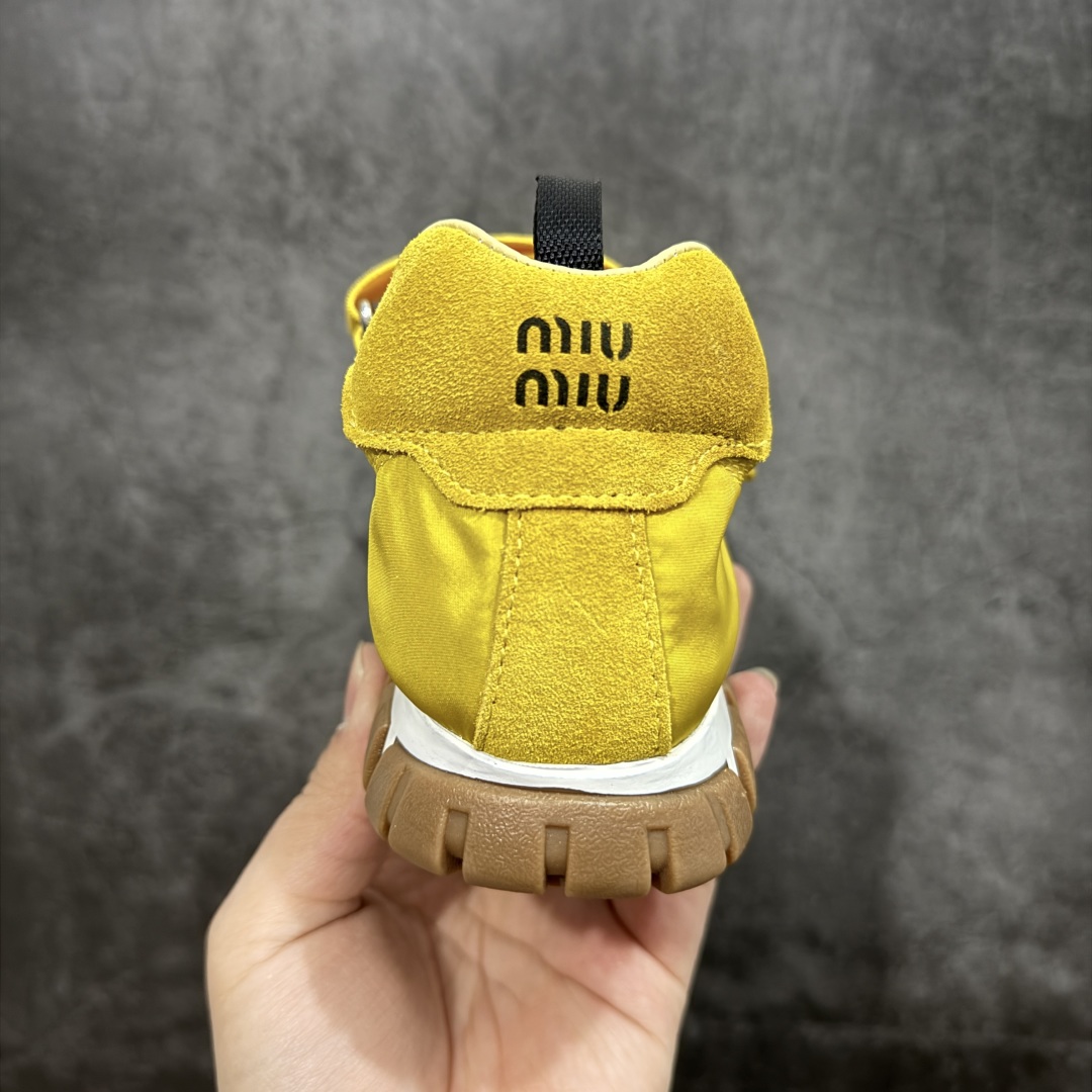 图片[4]-【广东纯原版本】Miumiu 25ss Tyre系列春夏新款 饼干鞋 阿甘鞋休闲运动鞋Miumiu最新爆款 前卫大胆的设计，风格融于此款厚底帆布运动鞋的简约线条，别致徽标饰于鞋舌与背面，点缀复古设计，平添标志性元素！厚底设计定义前卫的现代风格，这款Tyre集优雅气质与运动功能于一身，动感橡胶鞋底柔韧耐磨，令人联想起轮胎花纹，橡胶鞋底除了增加了这双鞋的复古属性外也增加了防滑功能鞋面由科技织物和麂皮制成，融合运动与时尚、功能与优雅，表达了Miu Miu的核心精神 尺码：35-40-选品中心