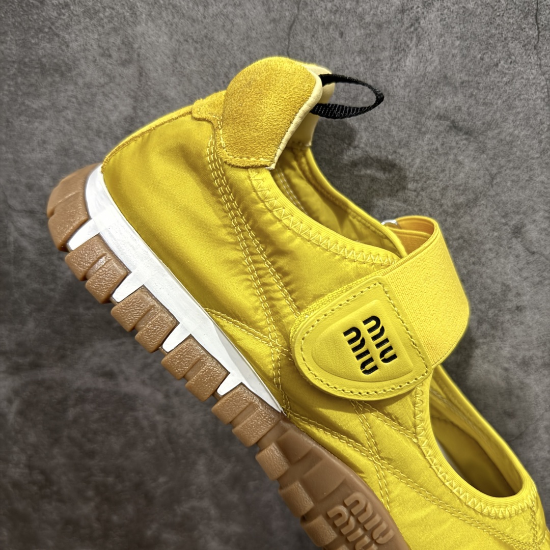 图片[7]-【广东纯原版本】Miumiu 25ss Tyre系列春夏新款 饼干鞋 阿甘鞋休闲运动鞋Miumiu最新爆款 前卫大胆的设计，风格融于此款厚底帆布运动鞋的简约线条，别致徽标饰于鞋舌与背面，点缀复古设计，平添标志性元素！厚底设计定义前卫的现代风格，这款Tyre集优雅气质与运动功能于一身，动感橡胶鞋底柔韧耐磨，令人联想起轮胎花纹，橡胶鞋底除了增加了这双鞋的复古属性外也增加了防滑功能鞋面由科技织物和麂皮制成，融合运动与时尚、功能与优雅，表达了Miu Miu的核心精神 尺码：35-40-选品中心