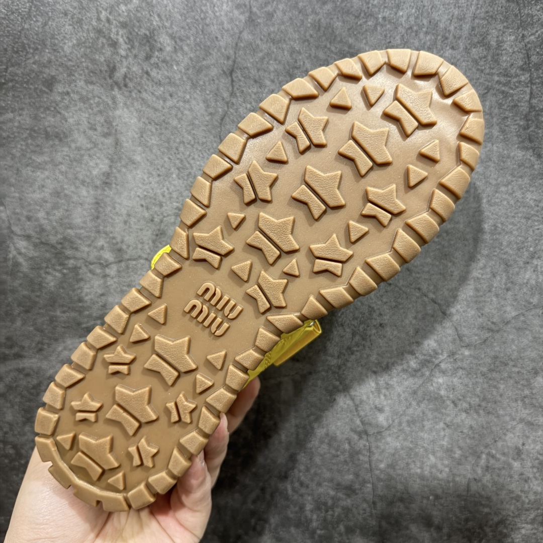 图片[9]-【广东纯原版本】Miumiu 25ss Tyre系列春夏新款 饼干鞋 阿甘鞋休闲运动鞋Miumiu最新爆款 前卫大胆的设计，风格融于此款厚底帆布运动鞋的简约线条，别致徽标饰于鞋舌与背面，点缀复古设计，平添标志性元素！厚底设计定义前卫的现代风格，这款Tyre集优雅气质与运动功能于一身，动感橡胶鞋底柔韧耐磨，令人联想起轮胎花纹，橡胶鞋底除了增加了这双鞋的复古属性外也增加了防滑功能鞋面由科技织物和麂皮制成，融合运动与时尚、功能与优雅，表达了Miu Miu的核心精神 尺码：35-40-选品中心