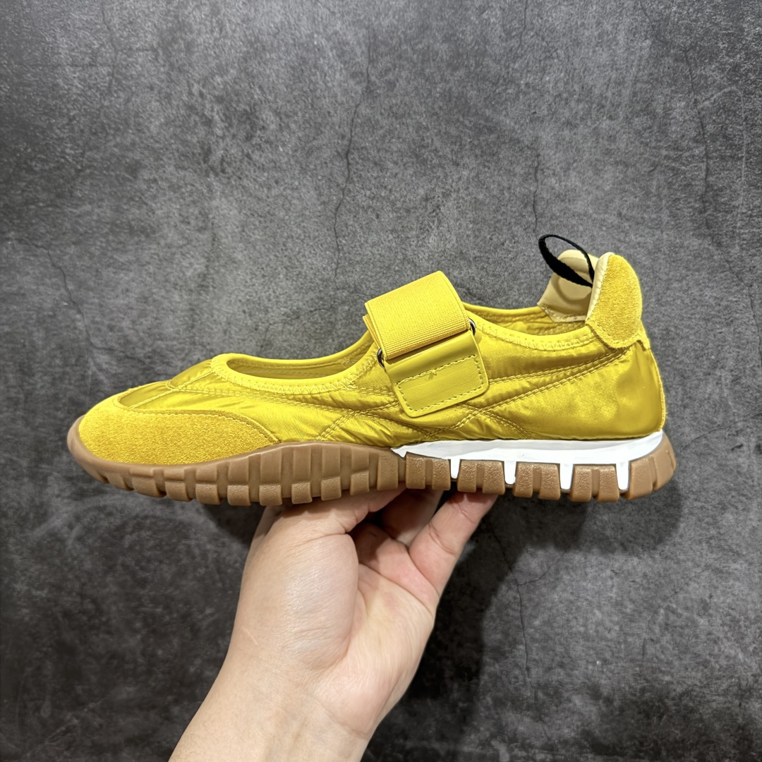 图片[2]-【广东纯原版本】Miumiu 25ss Tyre系列春夏新款 饼干鞋 阿甘鞋休闲运动鞋Miumiu最新爆款 前卫大胆的设计，风格融于此款厚底帆布运动鞋的简约线条，别致徽标饰于鞋舌与背面，点缀复古设计，平添标志性元素！厚底设计定义前卫的现代风格，这款Tyre集优雅气质与运动功能于一身，动感橡胶鞋底柔韧耐磨，令人联想起轮胎花纹，橡胶鞋底除了增加了这双鞋的复古属性外也增加了防滑功能鞋面由科技织物和麂皮制成，融合运动与时尚、功能与优雅，表达了Miu Miu的核心精神 尺码：35-40-选品中心