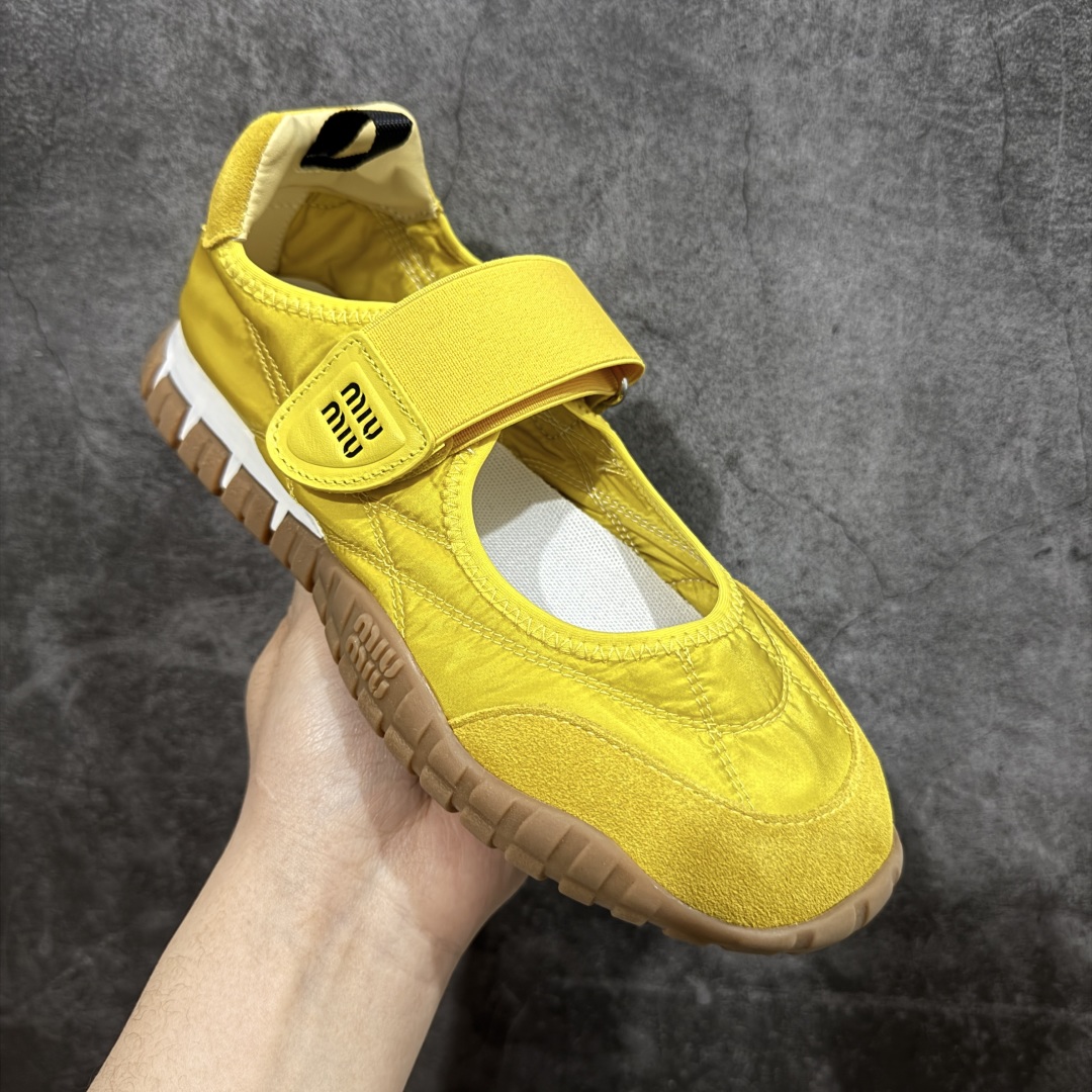 图片[3]-【广东纯原版本】Miumiu 25ss Tyre系列春夏新款 饼干鞋 阿甘鞋休闲运动鞋Miumiu最新爆款 前卫大胆的设计，风格融于此款厚底帆布运动鞋的简约线条，别致徽标饰于鞋舌与背面，点缀复古设计，平添标志性元素！厚底设计定义前卫的现代风格，这款Tyre集优雅气质与运动功能于一身，动感橡胶鞋底柔韧耐磨，令人联想起轮胎花纹，橡胶鞋底除了增加了这双鞋的复古属性外也增加了防滑功能鞋面由科技织物和麂皮制成，融合运动与时尚、功能与优雅，表达了Miu Miu的核心精神 尺码：35-40-选品中心
