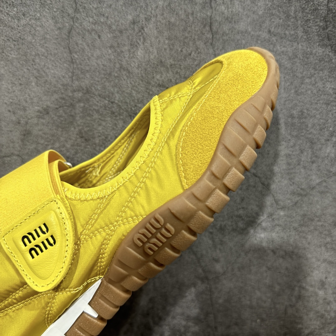图片[6]-【广东纯原版本】Miumiu 25ss Tyre系列春夏新款 饼干鞋 阿甘鞋休闲运动鞋Miumiu最新爆款 前卫大胆的设计，风格融于此款厚底帆布运动鞋的简约线条，别致徽标饰于鞋舌与背面，点缀复古设计，平添标志性元素！厚底设计定义前卫的现代风格，这款Tyre集优雅气质与运动功能于一身，动感橡胶鞋底柔韧耐磨，令人联想起轮胎花纹，橡胶鞋底除了增加了这双鞋的复古属性外也增加了防滑功能鞋面由科技织物和麂皮制成，融合运动与时尚、功能与优雅，表达了Miu Miu的核心精神 尺码：35-40-选品中心