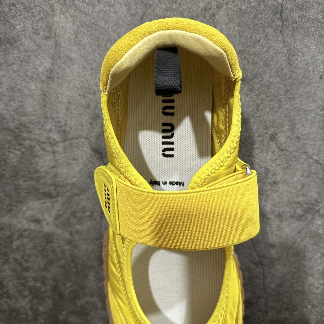 图片[8]-【广东纯原版本】Miumiu 25ss Tyre系列春夏新款 饼干鞋 阿甘鞋休闲运动鞋Miumiu最新爆款 前卫大胆的设计，风格融于此款厚底帆布运动鞋的简约线条，别致徽标饰于鞋舌与背面，点缀复古设计，平添标志性元素！厚底设计定义前卫的现代风格，这款Tyre集优雅气质与运动功能于一身，动感橡胶鞋底柔韧耐磨，令人联想起轮胎花纹，橡胶鞋底除了增加了这双鞋的复古属性外也增加了防滑功能鞋面由科技织物和麂皮制成，融合运动与时尚、功能与优雅，表达了Miu Miu的核心精神 尺码：35-40-选品中心