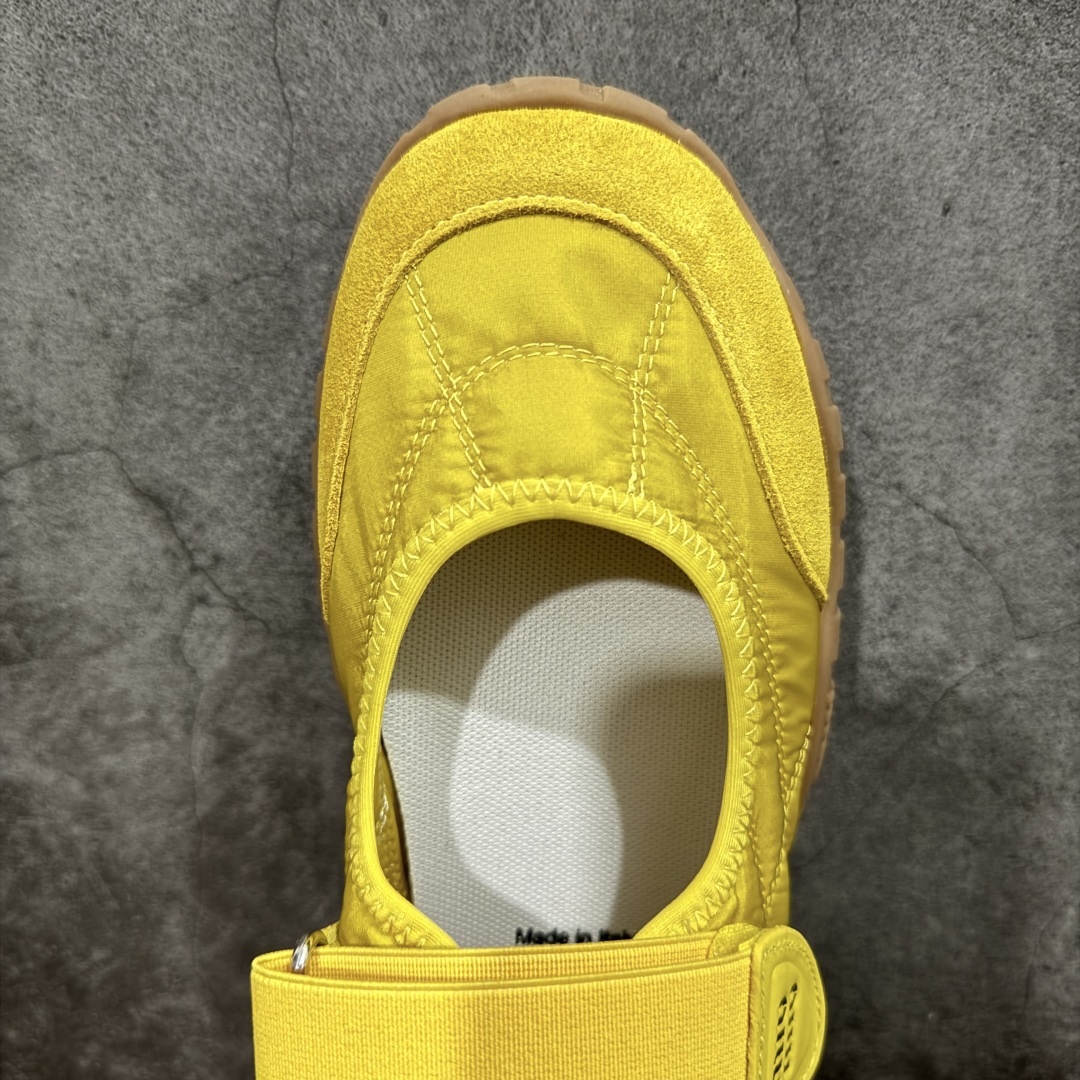 图片[5]-【广东纯原版本】Miumiu 25ss Tyre系列春夏新款 饼干鞋 阿甘鞋休闲运动鞋Miumiu最新爆款 前卫大胆的设计，风格融于此款厚底帆布运动鞋的简约线条，别致徽标饰于鞋舌与背面，点缀复古设计，平添标志性元素！厚底设计定义前卫的现代风格，这款Tyre集优雅气质与运动功能于一身，动感橡胶鞋底柔韧耐磨，令人联想起轮胎花纹，橡胶鞋底除了增加了这双鞋的复古属性外也增加了防滑功能鞋面由科技织物和麂皮制成，融合运动与时尚、功能与优雅，表达了Miu Miu的核心精神 尺码：35-40-选品中心