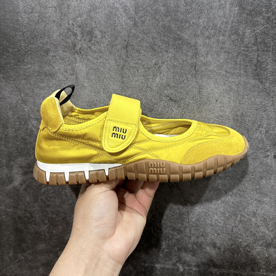 【广东纯原版本】Miumiu 25ss Tyre系列春夏新款 饼干鞋 阿甘鞋休闲运动鞋Miumiu最新爆款 前卫大胆的设计,风格融于此款厚底帆布运动鞋的简约线条,别致徽标饰于鞋舌与背面,点缀复古设计,平添标志性元素!厚底设计定义前卫的现代风格,这款Tyre集优雅气质与运动功能于一身,动感橡胶鞋底柔韧耐磨,令人联想起轮胎花纹,橡胶鞋底除了增加了这双鞋的复古属性外也增加了防滑功能鞋面由科技织物和麂皮制成,融合运动与时尚、功能与优雅,表达了Miu Miu的核心精神 尺码:35-40-选品中心