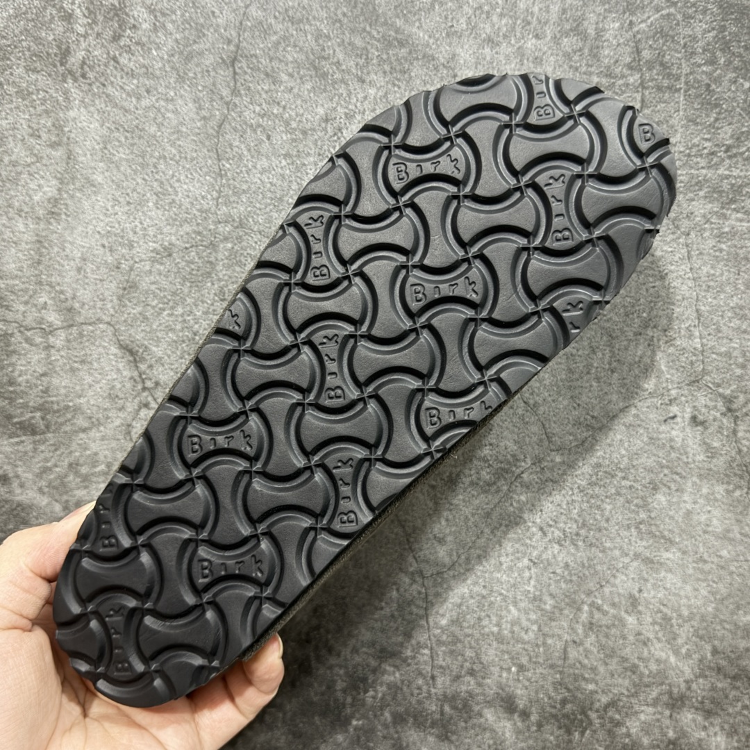 图片[8]-【DC纯原】Birkenstock Arizona 系列勃肯皮革绒面双扣时尚凉拖鞋 牛皮绒面革质地柔软 搭配可调节鞋扣提升穿着舒适度 人体工学设计分散脚部压力 保护脚踝 软木乳胶鞋床具有一定的收缩性 长时间穿着后能贴合脚型 EVA鞋底回弹性和抗张性力高 具有良好的防震、缓冲性 四季皆宜 柔软的鞋床采用额外的泡沫缓冲层 提供额外的舒适感和全天支撑 全网独家首发 源于德国的严谨工艺 牛巴戎面 中层松木 EVA 三层组合大底 优质牛皮面料五金扣 出口订单 尺码：35-44-选品中心