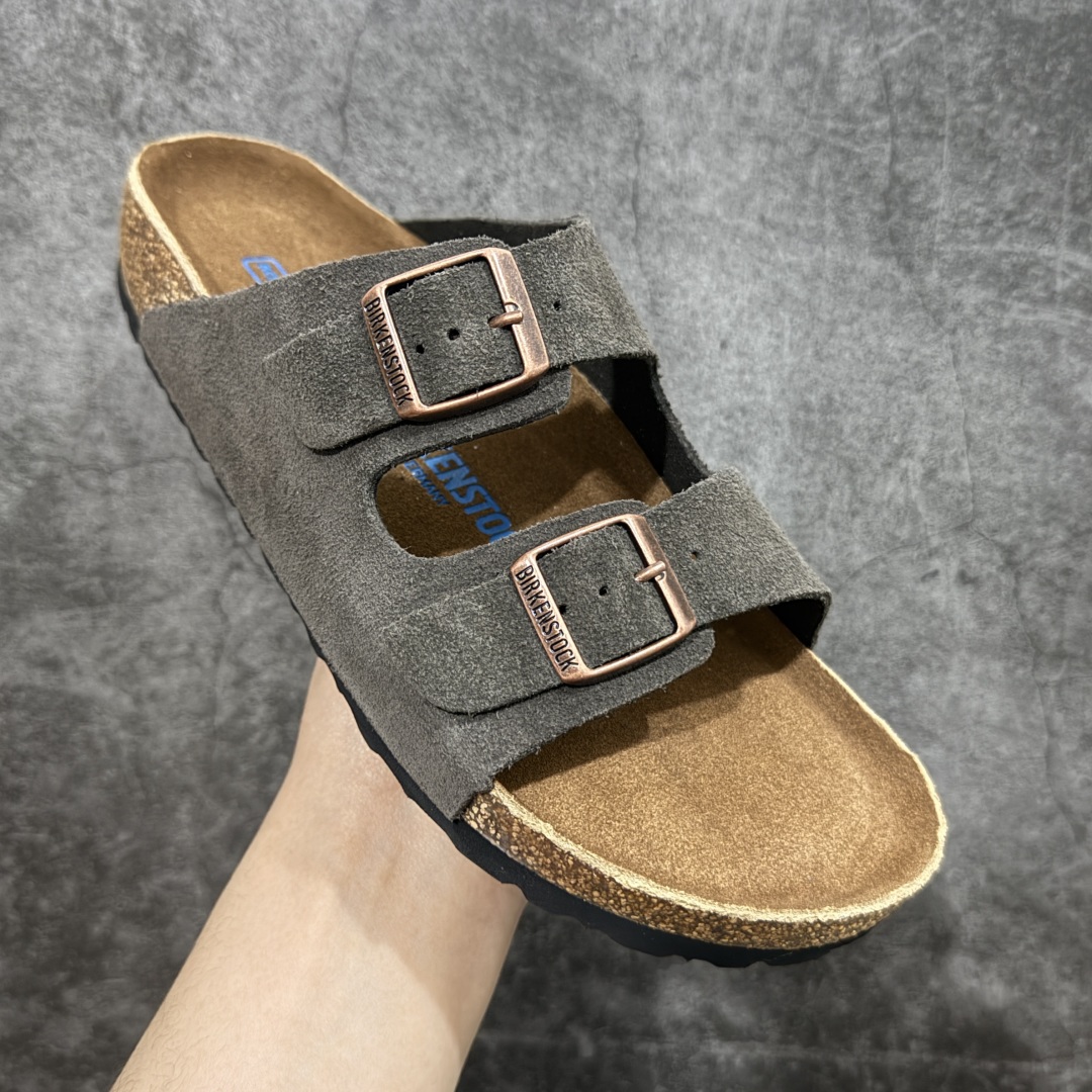 图片[3]-【DC纯原】Birkenstock Arizona 系列勃肯皮革绒面双扣时尚凉拖鞋 牛皮绒面革质地柔软 搭配可调节鞋扣提升穿着舒适度 人体工学设计分散脚部压力 保护脚踝 软木乳胶鞋床具有一定的收缩性 长时间穿着后能贴合脚型 EVA鞋底回弹性和抗张性力高 具有良好的防震、缓冲性 四季皆宜 柔软的鞋床采用额外的泡沫缓冲层 提供额外的舒适感和全天支撑 全网独家首发 源于德国的严谨工艺 牛巴戎面 中层松木 EVA 三层组合大底 优质牛皮面料五金扣 出口订单 尺码：35-44-选品中心