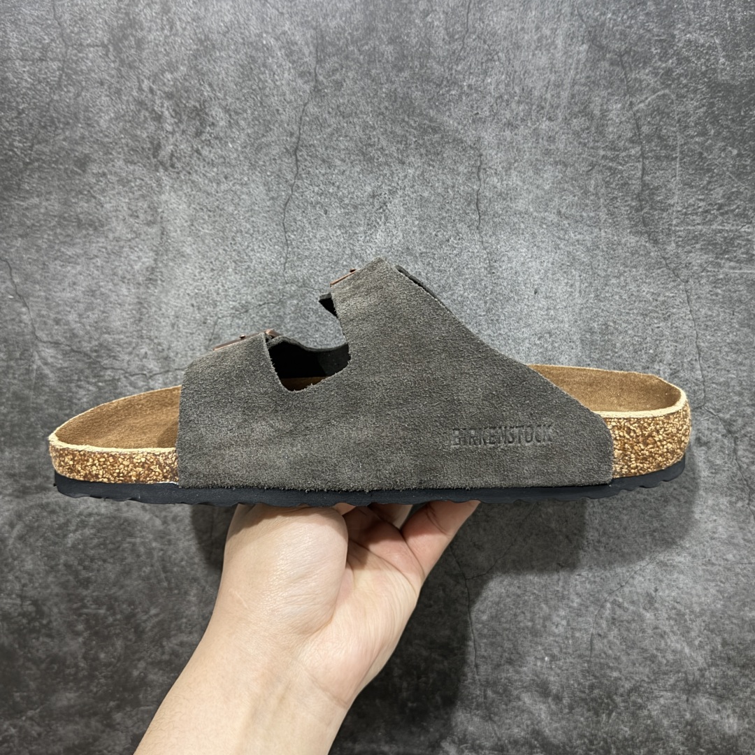 图片[2]-【DC纯原】Birkenstock Arizona 系列勃肯皮革绒面双扣时尚凉拖鞋 牛皮绒面革质地柔软 搭配可调节鞋扣提升穿着舒适度 人体工学设计分散脚部压力 保护脚踝 软木乳胶鞋床具有一定的收缩性 长时间穿着后能贴合脚型 EVA鞋底回弹性和抗张性力高 具有良好的防震、缓冲性 四季皆宜 柔软的鞋床采用额外的泡沫缓冲层 提供额外的舒适感和全天支撑 全网独家首发 源于德国的严谨工艺 牛巴戎面 中层松木 EVA 三层组合大底 优质牛皮面料五金扣 出口订单 尺码：35-44-选品中心
