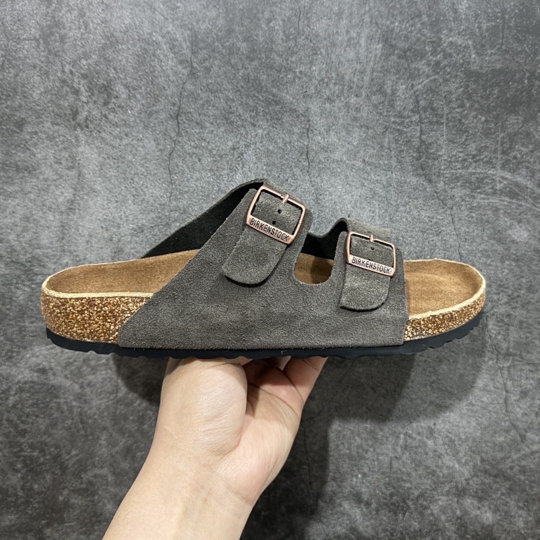 【DC纯原】Birkenstock Arizona 系列勃肯皮革绒面双扣时尚凉拖鞋 牛皮绒面革质地柔软 搭配可调节鞋扣提升穿着舒适度 人体工学设计分散脚部压力 保护脚踝 软木乳胶鞋床具有一定的收缩性 长时间穿着后能贴合脚型 EVA鞋底回弹性和抗张性力高 具有良好的防震、缓冲性 四季皆宜 柔软的鞋床采用额外的泡沫缓冲层 提供额外的舒适感和全天支撑 全网独家首发 源于德国的严谨工艺 牛巴戎面 中层松木 EVA 三层组合大底 优质牛皮面料五金扣 出口订单 尺码:35-44-选品中心