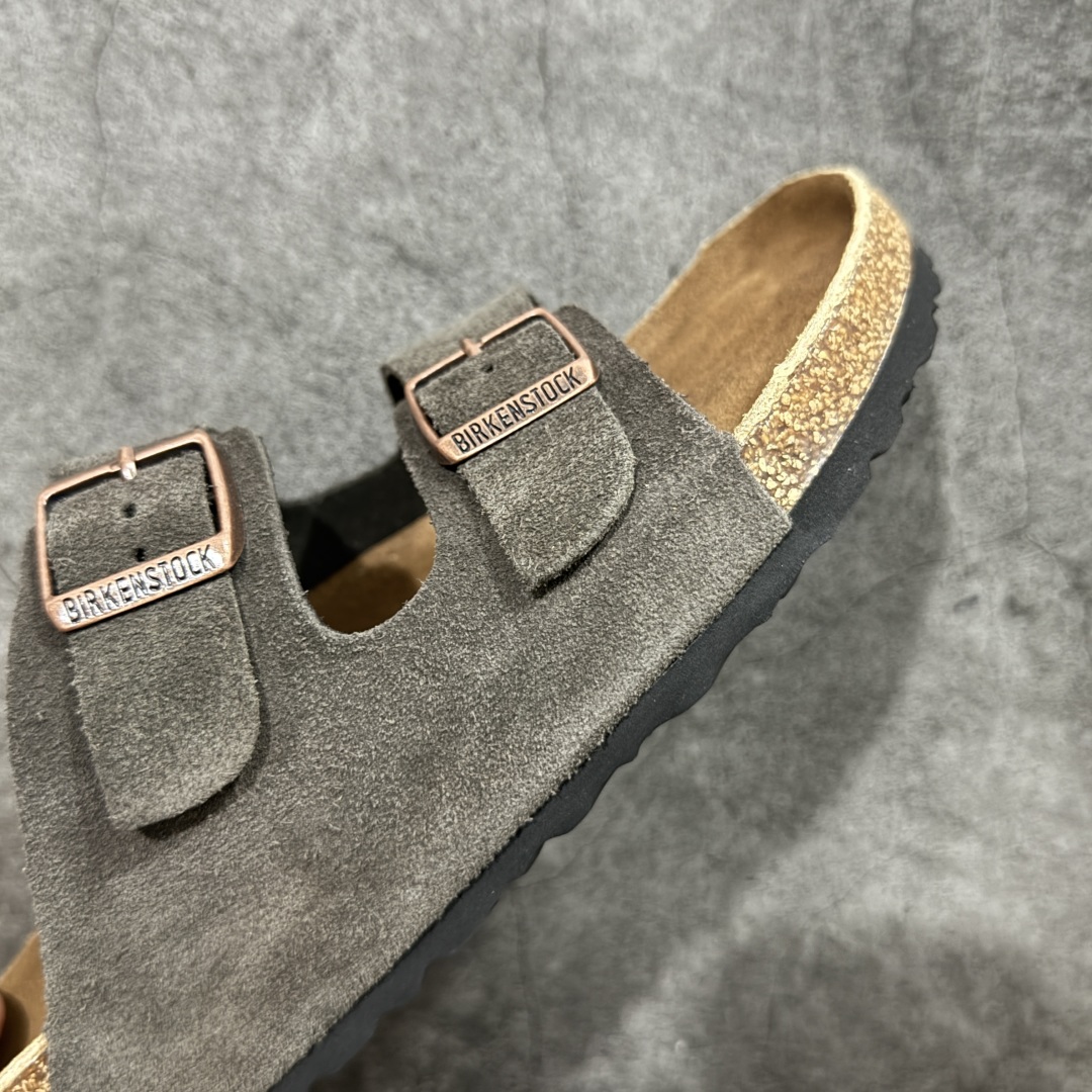 图片[6]-【DC纯原】Birkenstock Arizona 系列勃肯皮革绒面双扣时尚凉拖鞋 牛皮绒面革质地柔软 搭配可调节鞋扣提升穿着舒适度 人体工学设计分散脚部压力 保护脚踝 软木乳胶鞋床具有一定的收缩性 长时间穿着后能贴合脚型 EVA鞋底回弹性和抗张性力高 具有良好的防震、缓冲性 四季皆宜 柔软的鞋床采用额外的泡沫缓冲层 提供额外的舒适感和全天支撑 全网独家首发 源于德国的严谨工艺 牛巴戎面 中层松木 EVA 三层组合大底 优质牛皮面料五金扣 出口订单 尺码：35-44-选品中心