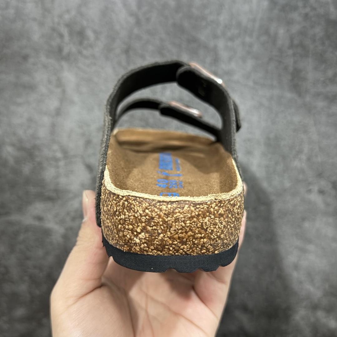 图片[4]-【DC纯原】Birkenstock Arizona 系列勃肯皮革绒面双扣时尚凉拖鞋 牛皮绒面革质地柔软 搭配可调节鞋扣提升穿着舒适度 人体工学设计分散脚部压力 保护脚踝 软木乳胶鞋床具有一定的收缩性 长时间穿着后能贴合脚型 EVA鞋底回弹性和抗张性力高 具有良好的防震、缓冲性 四季皆宜 柔软的鞋床采用额外的泡沫缓冲层 提供额外的舒适感和全天支撑 全网独家首发 源于德国的严谨工艺 牛巴戎面 中层松木 EVA 三层组合大底 优质牛皮面料五金扣 出口订单 尺码：35-44-选品中心