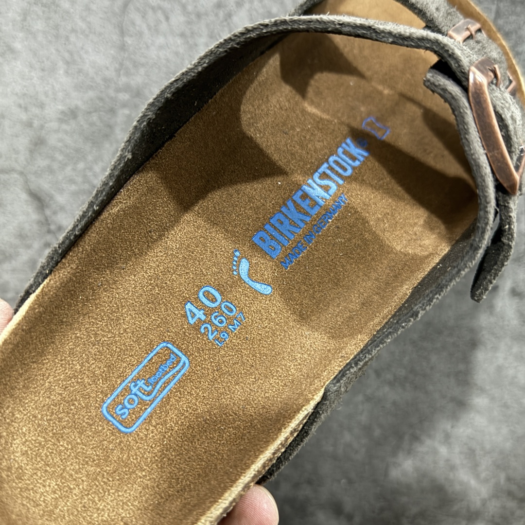 图片[7]-【DC纯原】Birkenstock Arizona 系列勃肯皮革绒面双扣时尚凉拖鞋 牛皮绒面革质地柔软 搭配可调节鞋扣提升穿着舒适度 人体工学设计分散脚部压力 保护脚踝 软木乳胶鞋床具有一定的收缩性 长时间穿着后能贴合脚型 EVA鞋底回弹性和抗张性力高 具有良好的防震、缓冲性 四季皆宜 柔软的鞋床采用额外的泡沫缓冲层 提供额外的舒适感和全天支撑 全网独家首发 源于德国的严谨工艺 牛巴戎面 中层松木 EVA 三层组合大底 优质牛皮面料五金扣 出口订单 尺码：35-44-选品中心