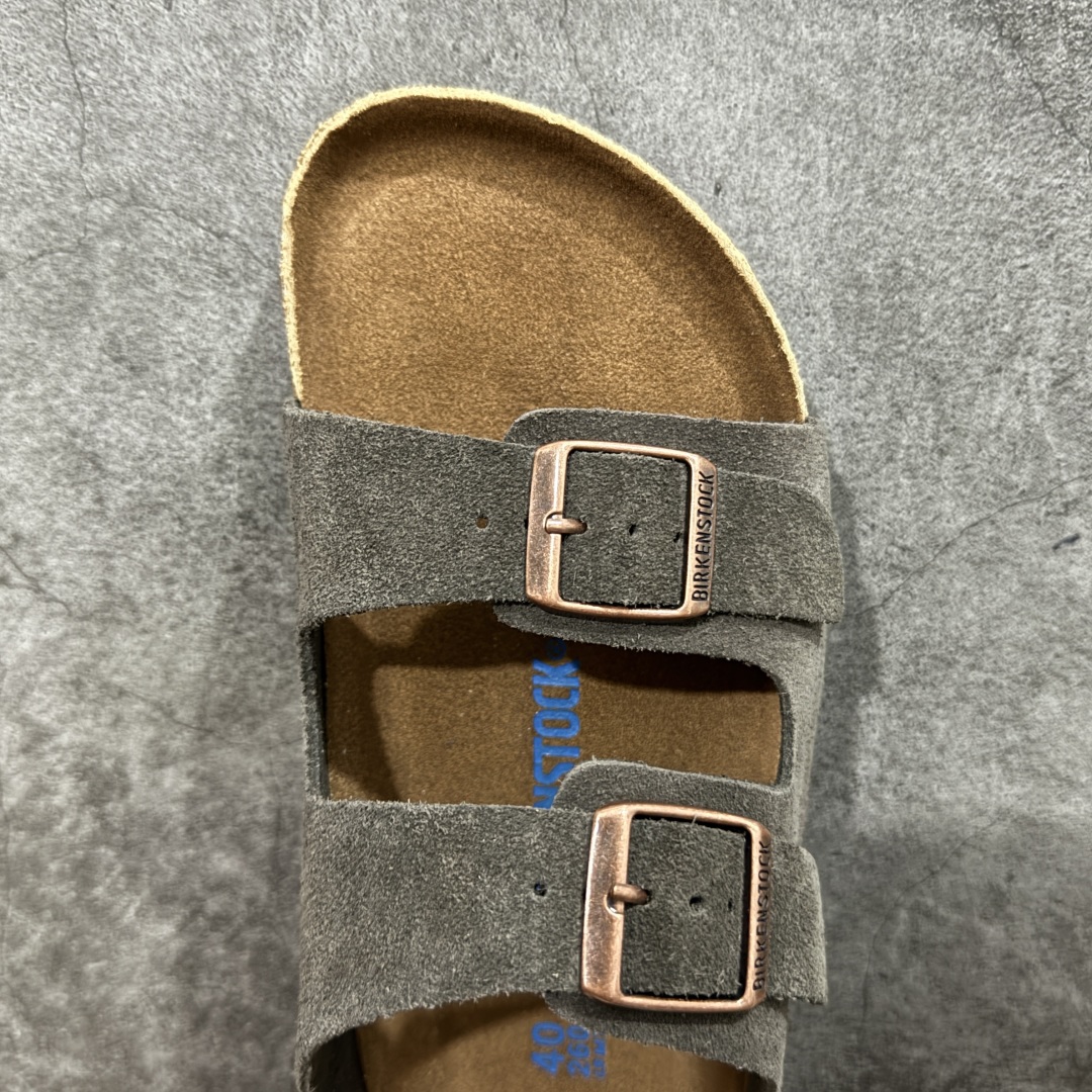 图片[5]-【DC纯原】Birkenstock Arizona 系列勃肯皮革绒面双扣时尚凉拖鞋 牛皮绒面革质地柔软 搭配可调节鞋扣提升穿着舒适度 人体工学设计分散脚部压力 保护脚踝 软木乳胶鞋床具有一定的收缩性 长时间穿着后能贴合脚型 EVA鞋底回弹性和抗张性力高 具有良好的防震、缓冲性 四季皆宜 柔软的鞋床采用额外的泡沫缓冲层 提供额外的舒适感和全天支撑 全网独家首发 源于德国的严谨工艺 牛巴戎面 中层松木 EVA 三层组合大底 优质牛皮面料五金扣 出口订单 尺码：35-44-选品中心
