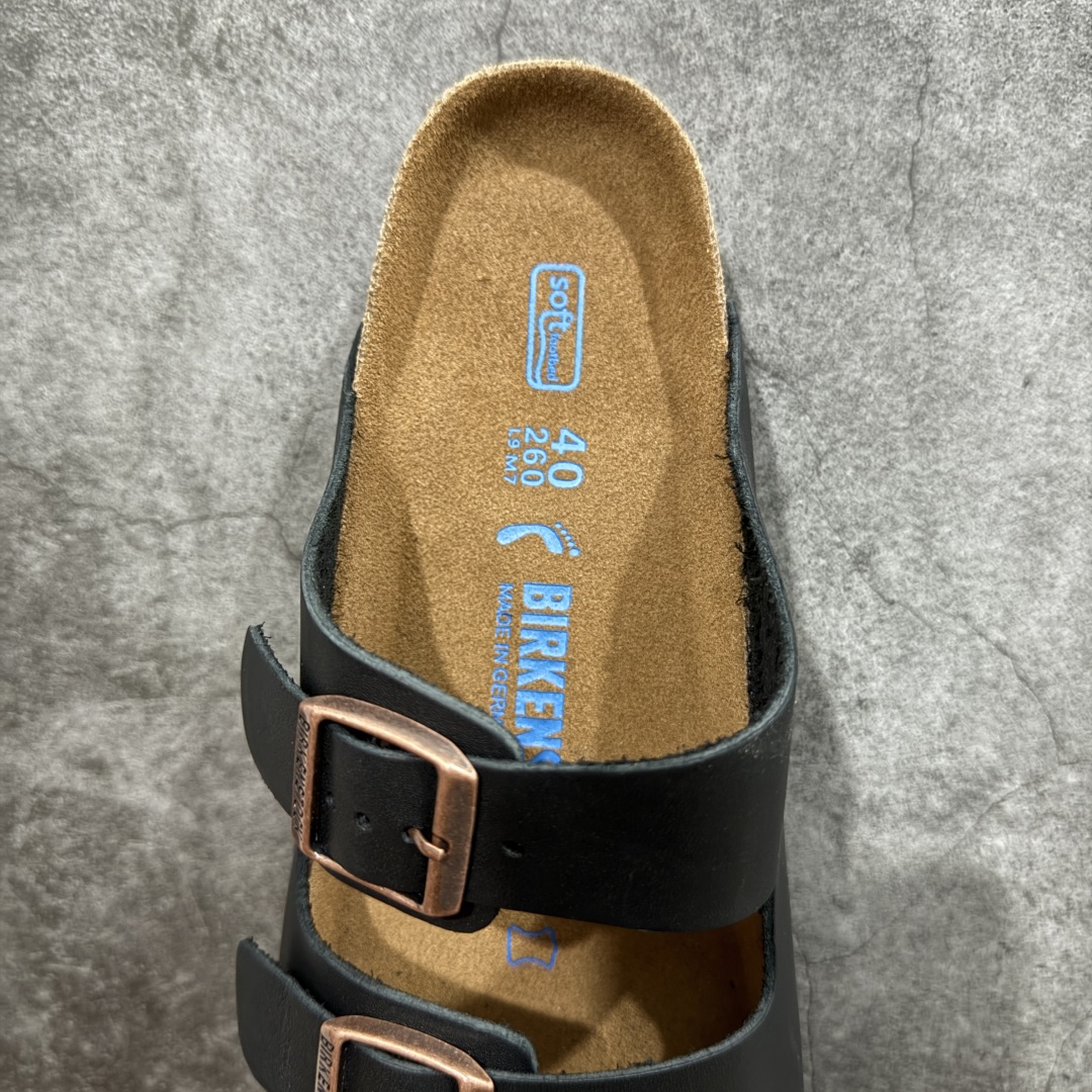 图片[8]-【DC纯原】Birkenstock Arizona 系列勃肯皮革绒面双扣时尚凉拖鞋 牛皮绒面革质地柔软 搭配可调节鞋扣提升穿着舒适度 人体工学设计分散脚部压力 保护脚踝 软木乳胶鞋床具有一定的收缩性 长时间穿着后能贴合脚型 EVA鞋底回弹性和抗张性力高 具有良好的防震、缓冲性 四季皆宜 柔软的鞋床采用额外的泡沫缓冲层 提供额外的舒适感和全天支撑 全网独家首发 源于德国的严谨工艺 牛巴戎面 中层松木 EVA 三层组合大底 优质牛皮面料五金扣 出口订单 尺码：35-44-选品中心