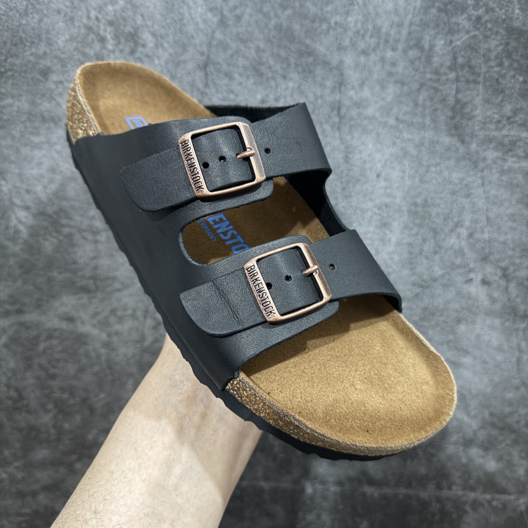 图片[3]-【DC纯原】Birkenstock Arizona 系列勃肯皮革绒面双扣时尚凉拖鞋 牛皮绒面革质地柔软 搭配可调节鞋扣提升穿着舒适度 人体工学设计分散脚部压力 保护脚踝 软木乳胶鞋床具有一定的收缩性 长时间穿着后能贴合脚型 EVA鞋底回弹性和抗张性力高 具有良好的防震、缓冲性 四季皆宜 柔软的鞋床采用额外的泡沫缓冲层 提供额外的舒适感和全天支撑 全网独家首发 源于德国的严谨工艺 牛巴戎面 中层松木 EVA 三层组合大底 优质牛皮面料五金扣 出口订单 尺码：35-44-选品中心
