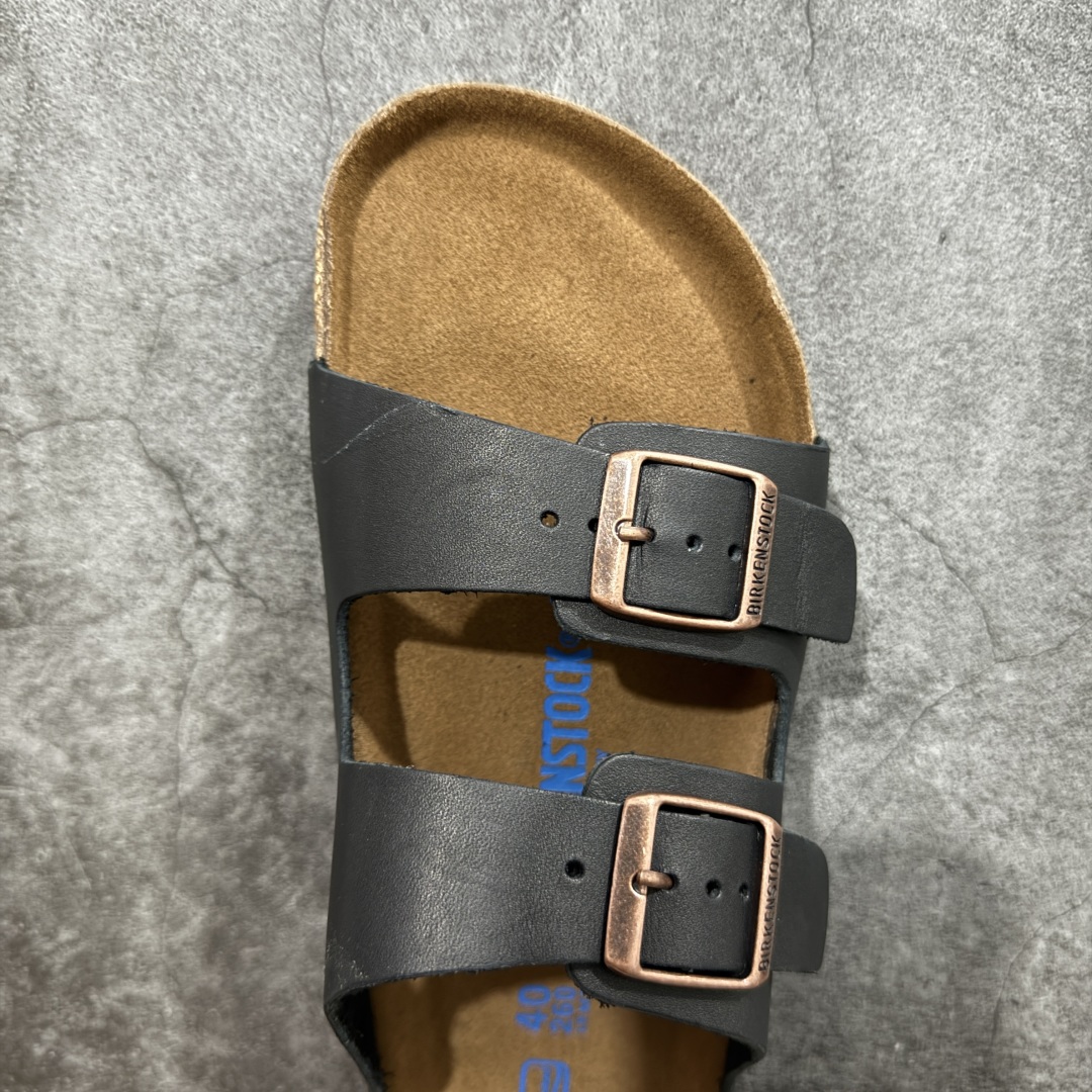 图片[5]-【DC纯原】Birkenstock Arizona 系列勃肯皮革绒面双扣时尚凉拖鞋 牛皮绒面革质地柔软 搭配可调节鞋扣提升穿着舒适度 人体工学设计分散脚部压力 保护脚踝 软木乳胶鞋床具有一定的收缩性 长时间穿着后能贴合脚型 EVA鞋底回弹性和抗张性力高 具有良好的防震、缓冲性 四季皆宜 柔软的鞋床采用额外的泡沫缓冲层 提供额外的舒适感和全天支撑 全网独家首发 源于德国的严谨工艺 牛巴戎面 中层松木 EVA 三层组合大底 优质牛皮面料五金扣 出口订单 尺码：35-44-选品中心