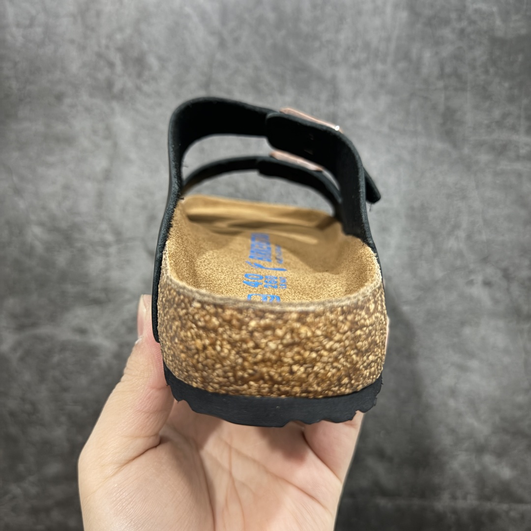 图片[4]-【DC纯原】Birkenstock Arizona 系列勃肯皮革绒面双扣时尚凉拖鞋 牛皮绒面革质地柔软 搭配可调节鞋扣提升穿着舒适度 人体工学设计分散脚部压力 保护脚踝 软木乳胶鞋床具有一定的收缩性 长时间穿着后能贴合脚型 EVA鞋底回弹性和抗张性力高 具有良好的防震、缓冲性 四季皆宜 柔软的鞋床采用额外的泡沫缓冲层 提供额外的舒适感和全天支撑 全网独家首发 源于德国的严谨工艺 牛巴戎面 中层松木 EVA 三层组合大底 优质牛皮面料五金扣 出口订单 尺码：35-44-选品中心