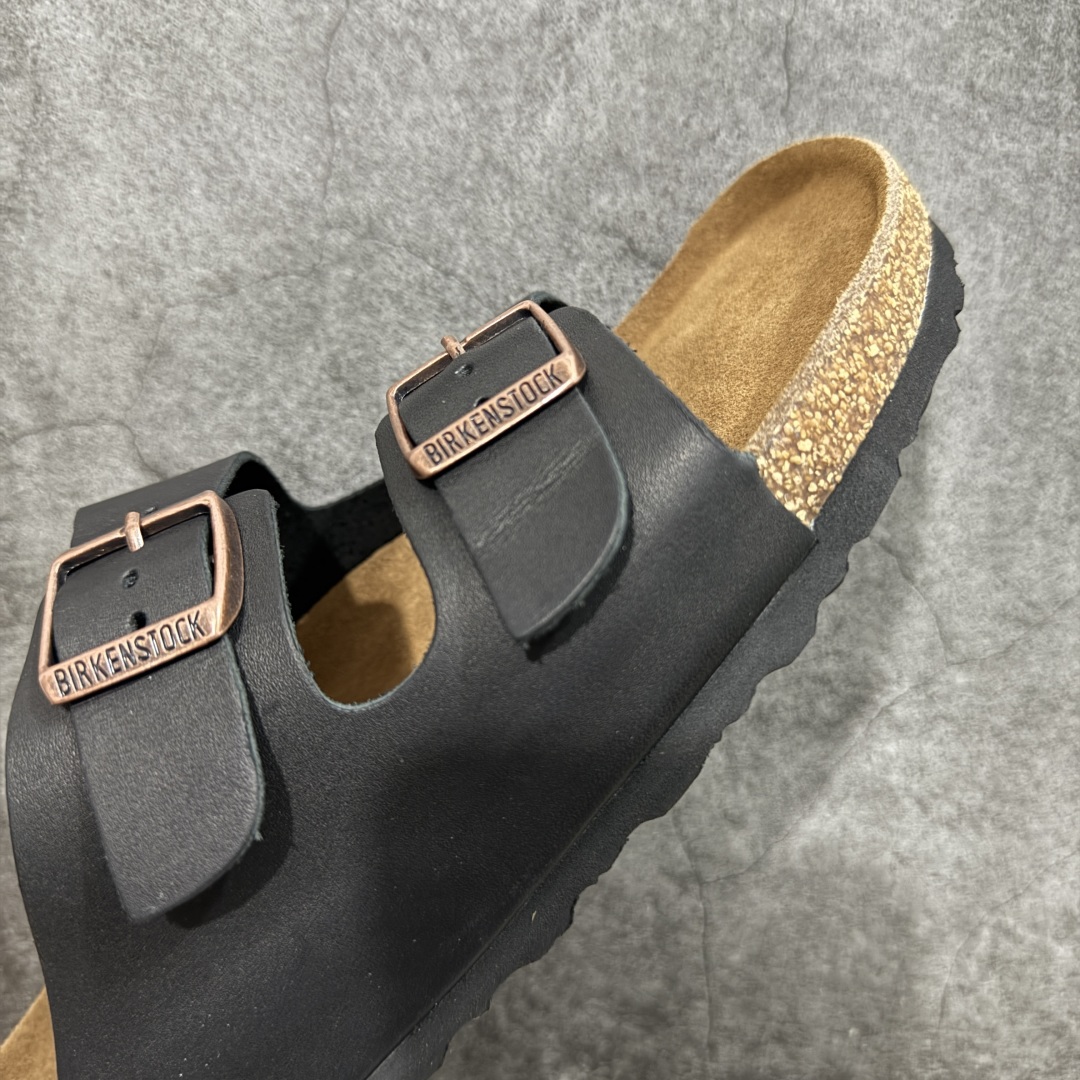 图片[6]-【DC纯原】Birkenstock Arizona 系列勃肯皮革绒面双扣时尚凉拖鞋 牛皮绒面革质地柔软 搭配可调节鞋扣提升穿着舒适度 人体工学设计分散脚部压力 保护脚踝 软木乳胶鞋床具有一定的收缩性 长时间穿着后能贴合脚型 EVA鞋底回弹性和抗张性力高 具有良好的防震、缓冲性 四季皆宜 柔软的鞋床采用额外的泡沫缓冲层 提供额外的舒适感和全天支撑 全网独家首发 源于德国的严谨工艺 牛巴戎面 中层松木 EVA 三层组合大底 优质牛皮面料五金扣 出口订单 尺码：35-44-选品中心