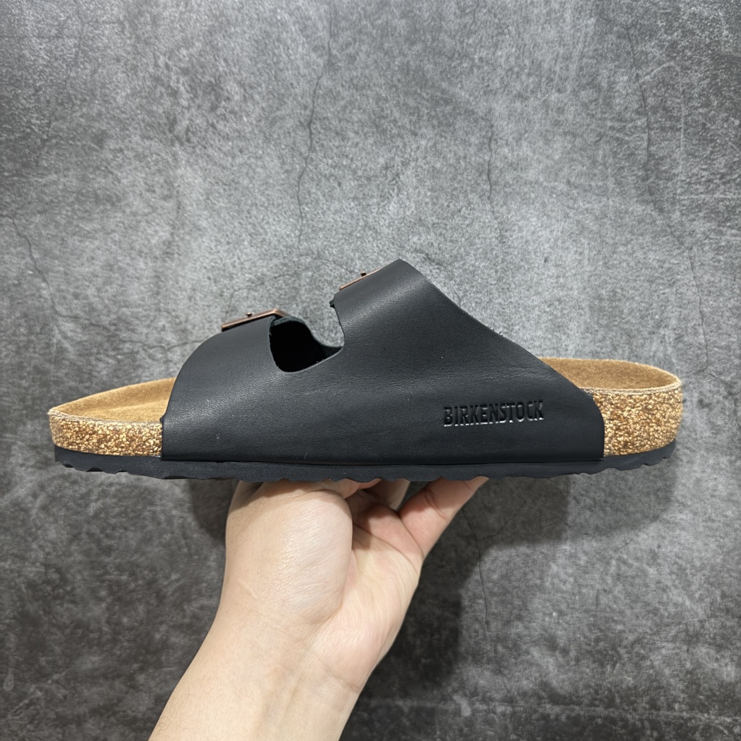 图片[2]-【DC纯原】Birkenstock Arizona 系列勃肯皮革绒面双扣时尚凉拖鞋 牛皮绒面革质地柔软 搭配可调节鞋扣提升穿着舒适度 人体工学设计分散脚部压力 保护脚踝 软木乳胶鞋床具有一定的收缩性 长时间穿着后能贴合脚型 EVA鞋底回弹性和抗张性力高 具有良好的防震、缓冲性 四季皆宜 柔软的鞋床采用额外的泡沫缓冲层 提供额外的舒适感和全天支撑 全网独家首发 源于德国的严谨工艺 牛巴戎面 中层松木 EVA 三层组合大底 优质牛皮面料五金扣 出口订单 尺码：35-44-选品中心