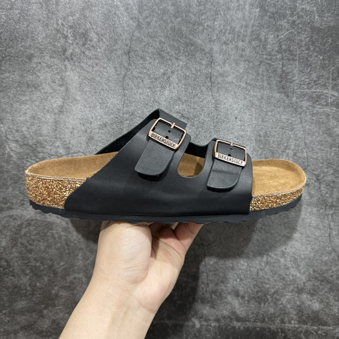 【DC纯原】Birkenstock Arizona 系列勃肯皮革绒面双扣时尚凉拖鞋 牛皮绒面革质地柔软 搭配可调节鞋扣提升穿着舒适度 人体工学设计分散脚部压力 保护脚踝 软木乳胶鞋床具有一定的收缩性 长时间穿着后能贴合脚型 EVA鞋底回弹性和抗张性力高 具有良好的防震、缓冲性 四季皆宜 柔软的鞋床采用额外的泡沫缓冲层 提供额外的舒适感和全天支撑 全网独家首发 源于德国的严谨工艺 牛巴戎面 中层松木 EVA 三层组合大底 优质牛皮面料五金扣 出口订单 尺码:35-44-选品中心