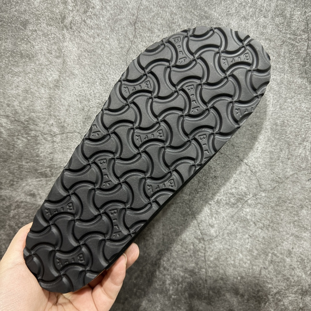 图片[9]-【DC纯原】Birkenstock Arizona 系列勃肯皮革绒面双扣时尚凉拖鞋 牛皮绒面革质地柔软 搭配可调节鞋扣提升穿着舒适度 人体工学设计分散脚部压力 保护脚踝 软木乳胶鞋床具有一定的收缩性 长时间穿着后能贴合脚型 EVA鞋底回弹性和抗张性力高 具有良好的防震、缓冲性 四季皆宜 柔软的鞋床采用额外的泡沫缓冲层 提供额外的舒适感和全天支撑 全网独家首发 源于德国的严谨工艺 牛巴戎面 中层松木 EVA 三层组合大底 优质牛皮面料五金扣 出口订单 尺码：35-44-选品中心