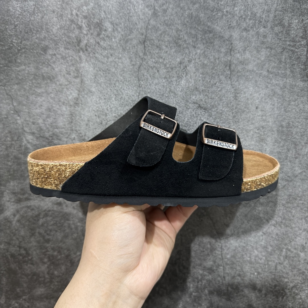 【DC纯原】Birkenstock Arizona 系列勃肯皮革绒面双扣时尚凉拖鞋 牛皮绒面革质地柔软 搭配可调节鞋扣提升穿着舒适度 人体工学设计分散脚部压力 保护脚踝 软木乳胶鞋床具有一定的收缩性 长时间穿着后能贴合脚型 EVA鞋底回弹性和抗张性力高 具有良好的防震、缓冲性 四季皆宜 柔软的鞋床采用额外的泡沫缓冲层 提供额外的舒适感和全天支撑 全网独家首发 源于德国的严谨工艺 牛巴戎面 中层松木 EVA 三层组合大底 优质牛皮面料五金扣 出口订单 尺码:35-44-选品中心