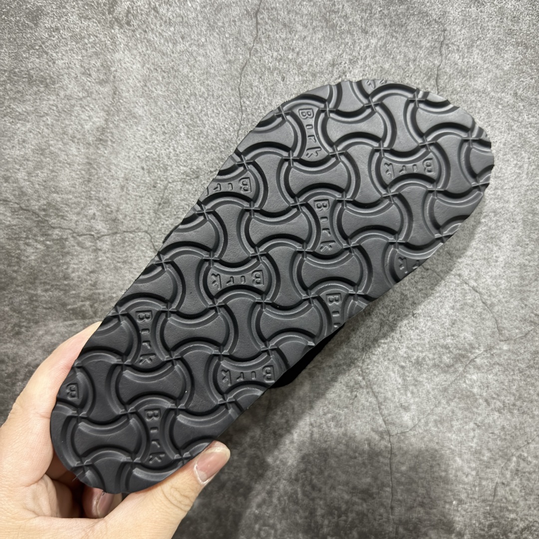 图片[9]-【DC纯原】Birkenstock Arizona 系列勃肯皮革绒面双扣时尚凉拖鞋 牛皮绒面革质地柔软 搭配可调节鞋扣提升穿着舒适度 人体工学设计分散脚部压力 保护脚踝 软木乳胶鞋床具有一定的收缩性 长时间穿着后能贴合脚型 EVA鞋底回弹性和抗张性力高 具有良好的防震、缓冲性 四季皆宜 柔软的鞋床采用额外的泡沫缓冲层 提供额外的舒适感和全天支撑 全网独家首发 源于德国的严谨工艺 牛巴戎面 中层松木 EVA 三层组合大底 优质牛皮面料五金扣 出口订单 尺码：35-44-选品中心