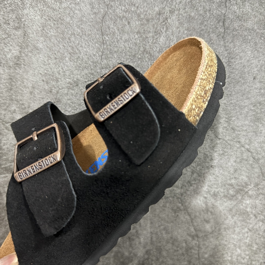 图片[6]-【DC纯原】Birkenstock Arizona 系列勃肯皮革绒面双扣时尚凉拖鞋 牛皮绒面革质地柔软 搭配可调节鞋扣提升穿着舒适度 人体工学设计分散脚部压力 保护脚踝 软木乳胶鞋床具有一定的收缩性 长时间穿着后能贴合脚型 EVA鞋底回弹性和抗张性力高 具有良好的防震、缓冲性 四季皆宜 柔软的鞋床采用额外的泡沫缓冲层 提供额外的舒适感和全天支撑 全网独家首发 源于德国的严谨工艺 牛巴戎面 中层松木 EVA 三层组合大底 优质牛皮面料五金扣 出口订单 尺码：35-44-选品中心