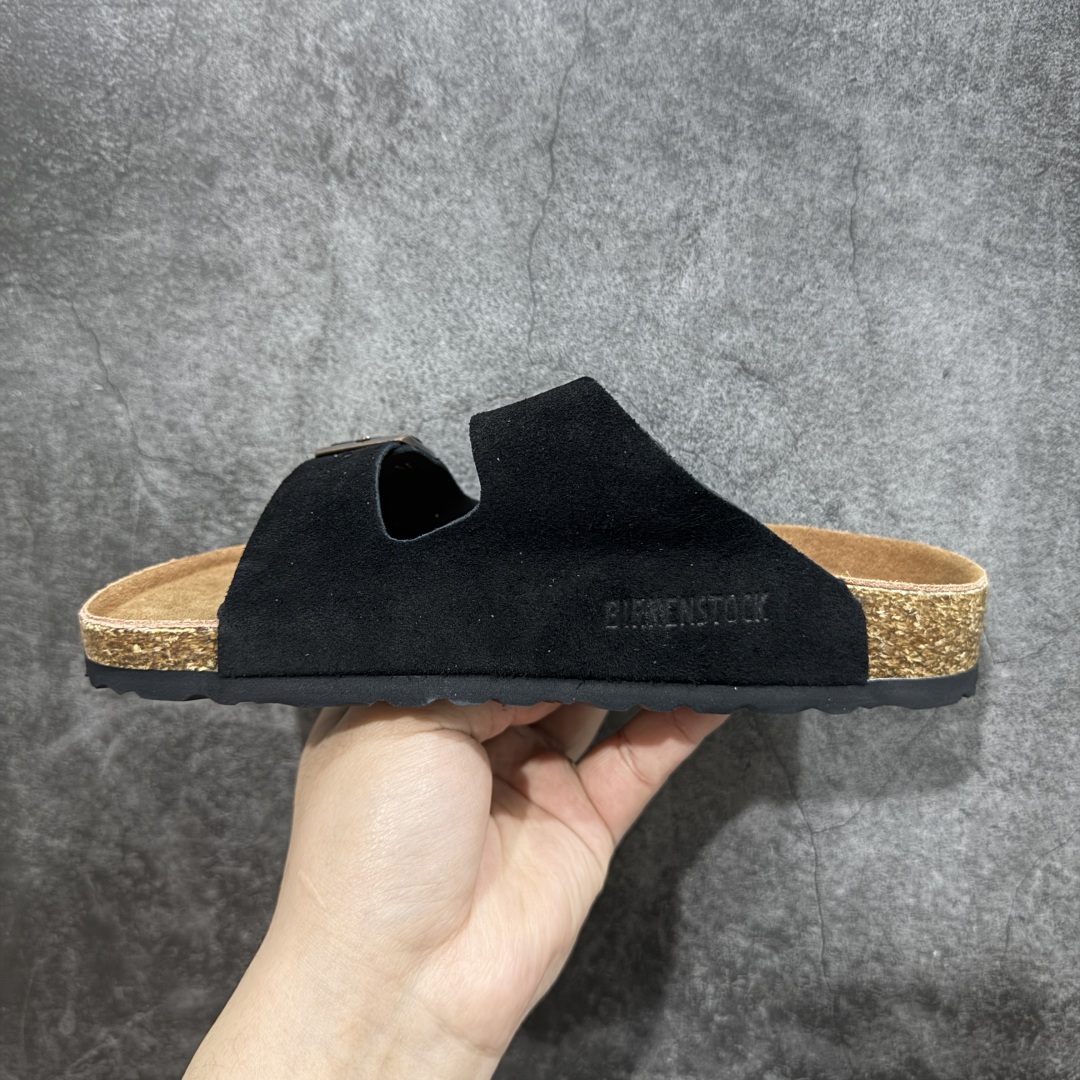 图片[2]-【DC纯原】Birkenstock Arizona 系列勃肯皮革绒面双扣时尚凉拖鞋 牛皮绒面革质地柔软 搭配可调节鞋扣提升穿着舒适度 人体工学设计分散脚部压力 保护脚踝 软木乳胶鞋床具有一定的收缩性 长时间穿着后能贴合脚型 EVA鞋底回弹性和抗张性力高 具有良好的防震、缓冲性 四季皆宜 柔软的鞋床采用额外的泡沫缓冲层 提供额外的舒适感和全天支撑 全网独家首发 源于德国的严谨工艺 牛巴戎面 中层松木 EVA 三层组合大底 优质牛皮面料五金扣 出口订单 尺码：35-44-选品中心