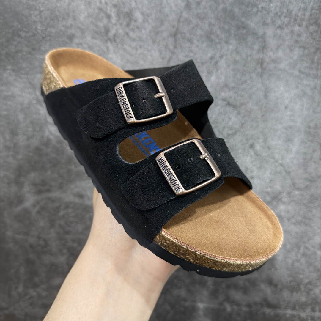 图片[3]-【DC纯原】Birkenstock Arizona 系列勃肯皮革绒面双扣时尚凉拖鞋 牛皮绒面革质地柔软 搭配可调节鞋扣提升穿着舒适度 人体工学设计分散脚部压力 保护脚踝 软木乳胶鞋床具有一定的收缩性 长时间穿着后能贴合脚型 EVA鞋底回弹性和抗张性力高 具有良好的防震、缓冲性 四季皆宜 柔软的鞋床采用额外的泡沫缓冲层 提供额外的舒适感和全天支撑 全网独家首发 源于德国的严谨工艺 牛巴戎面 中层松木 EVA 三层组合大底 优质牛皮面料五金扣 出口订单 尺码：35-44-选品中心