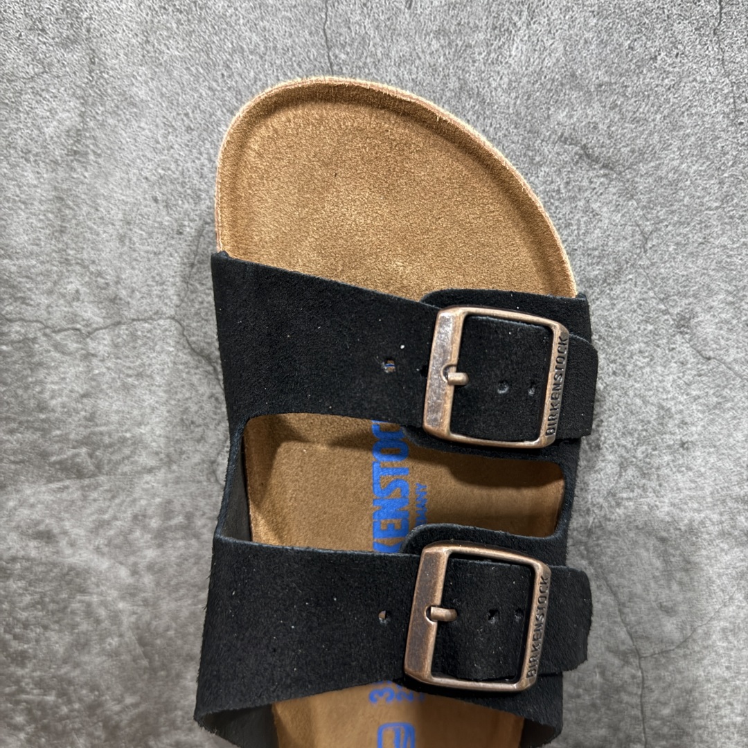 图片[5]-【DC纯原】Birkenstock Arizona 系列勃肯皮革绒面双扣时尚凉拖鞋 牛皮绒面革质地柔软 搭配可调节鞋扣提升穿着舒适度 人体工学设计分散脚部压力 保护脚踝 软木乳胶鞋床具有一定的收缩性 长时间穿着后能贴合脚型 EVA鞋底回弹性和抗张性力高 具有良好的防震、缓冲性 四季皆宜 柔软的鞋床采用额外的泡沫缓冲层 提供额外的舒适感和全天支撑 全网独家首发 源于德国的严谨工艺 牛巴戎面 中层松木 EVA 三层组合大底 优质牛皮面料五金扣 出口订单 尺码：35-44-选品中心