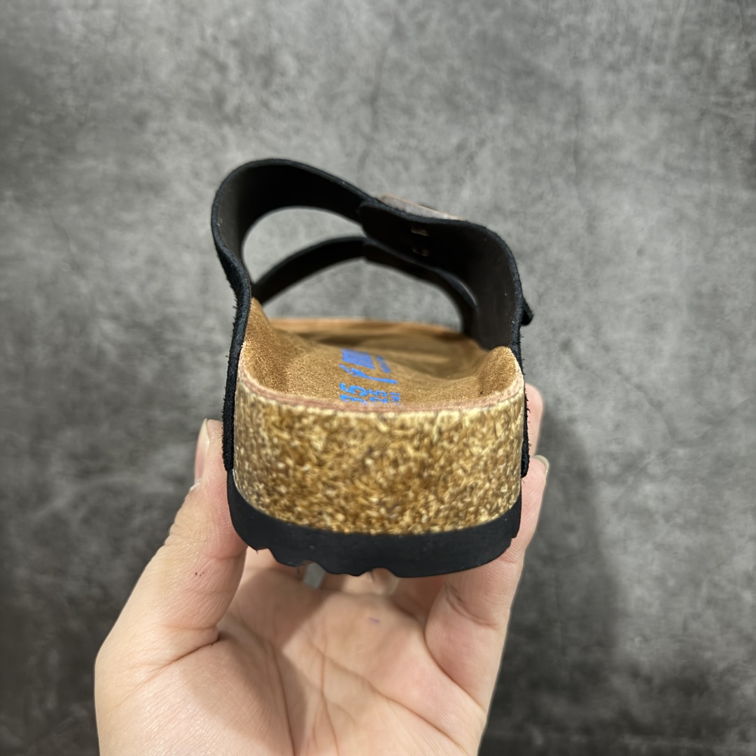 图片[4]-【DC纯原】Birkenstock Arizona 系列勃肯皮革绒面双扣时尚凉拖鞋 牛皮绒面革质地柔软 搭配可调节鞋扣提升穿着舒适度 人体工学设计分散脚部压力 保护脚踝 软木乳胶鞋床具有一定的收缩性 长时间穿着后能贴合脚型 EVA鞋底回弹性和抗张性力高 具有良好的防震、缓冲性 四季皆宜 柔软的鞋床采用额外的泡沫缓冲层 提供额外的舒适感和全天支撑 全网独家首发 源于德国的严谨工艺 牛巴戎面 中层松木 EVA 三层组合大底 优质牛皮面料五金扣 出口订单 尺码：35-44-选品中心