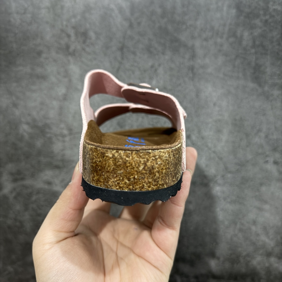图片[4]-【DC纯原】Birkenstock Arizona 系列勃肯皮革绒面双扣时尚凉拖鞋 牛皮绒面革质地柔软 搭配可调节鞋扣提升穿着舒适度 人体工学设计分散脚部压力 保护脚踝 软木乳胶鞋床具有一定的收缩性 长时间穿着后能贴合脚型 EVA鞋底回弹性和抗张性力高 具有良好的防震、缓冲性 四季皆宜 柔软的鞋床采用额外的泡沫缓冲层 提供额外的舒适感和全天支撑 全网独家首发 源于德国的严谨工艺 牛巴戎面 中层松木 EVA 三层组合大底 优质牛皮面料五金扣 出口订单 尺码：35-44-选品中心