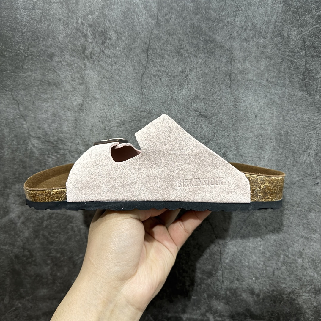图片[2]-【DC纯原】Birkenstock Arizona 系列勃肯皮革绒面双扣时尚凉拖鞋 牛皮绒面革质地柔软 搭配可调节鞋扣提升穿着舒适度 人体工学设计分散脚部压力 保护脚踝 软木乳胶鞋床具有一定的收缩性 长时间穿着后能贴合脚型 EVA鞋底回弹性和抗张性力高 具有良好的防震、缓冲性 四季皆宜 柔软的鞋床采用额外的泡沫缓冲层 提供额外的舒适感和全天支撑 全网独家首发 源于德国的严谨工艺 牛巴戎面 中层松木 EVA 三层组合大底 优质牛皮面料五金扣 出口订单 尺码：35-44-选品中心