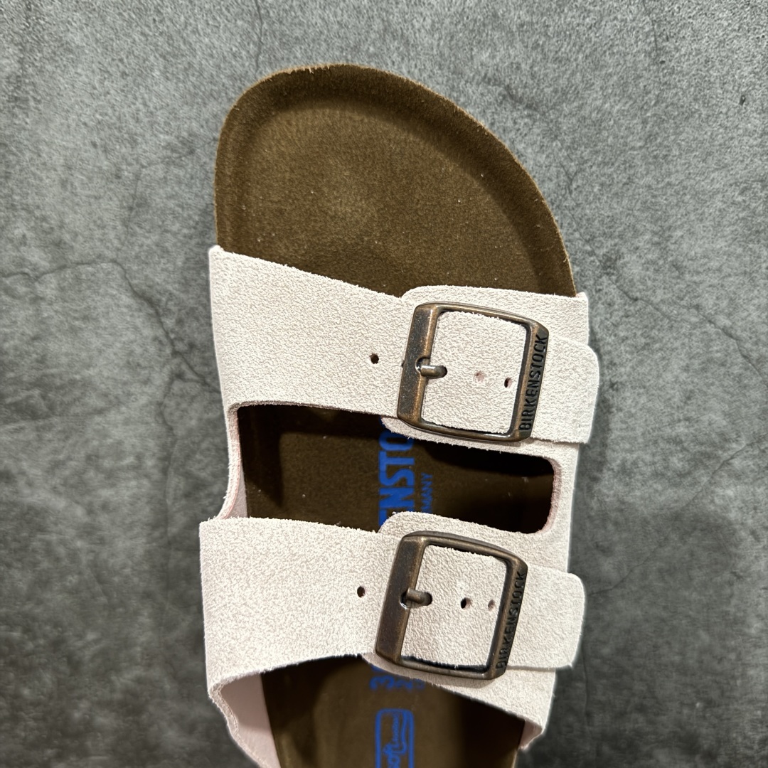 图片[5]-【DC纯原】Birkenstock Arizona 系列勃肯皮革绒面双扣时尚凉拖鞋 牛皮绒面革质地柔软 搭配可调节鞋扣提升穿着舒适度 人体工学设计分散脚部压力 保护脚踝 软木乳胶鞋床具有一定的收缩性 长时间穿着后能贴合脚型 EVA鞋底回弹性和抗张性力高 具有良好的防震、缓冲性 四季皆宜 柔软的鞋床采用额外的泡沫缓冲层 提供额外的舒适感和全天支撑 全网独家首发 源于德国的严谨工艺 牛巴戎面 中层松木 EVA 三层组合大底 优质牛皮面料五金扣 出口订单 尺码：35-44-选品中心
