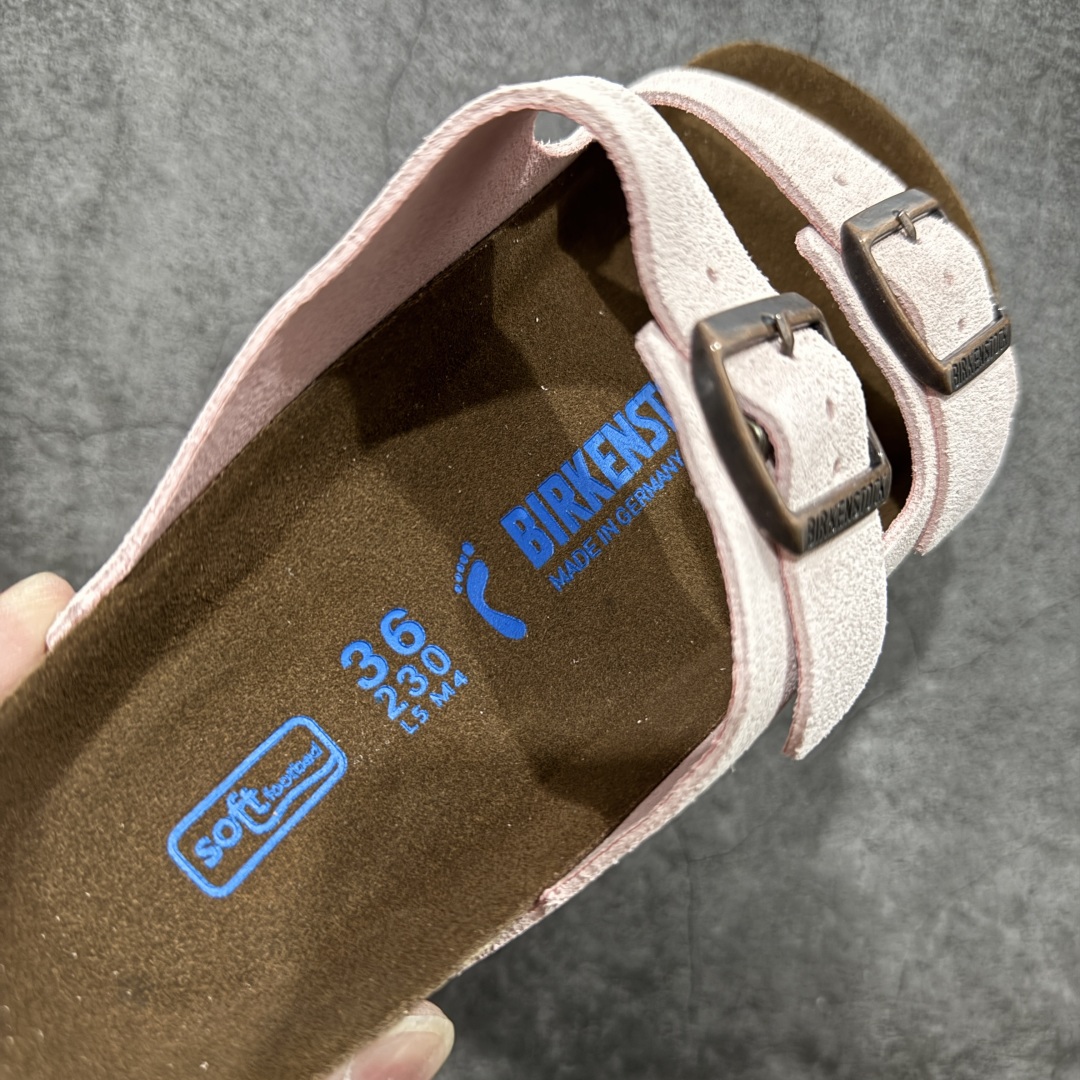 图片[7]-【DC纯原】Birkenstock Arizona 系列勃肯皮革绒面双扣时尚凉拖鞋 牛皮绒面革质地柔软 搭配可调节鞋扣提升穿着舒适度 人体工学设计分散脚部压力 保护脚踝 软木乳胶鞋床具有一定的收缩性 长时间穿着后能贴合脚型 EVA鞋底回弹性和抗张性力高 具有良好的防震、缓冲性 四季皆宜 柔软的鞋床采用额外的泡沫缓冲层 提供额外的舒适感和全天支撑 全网独家首发 源于德国的严谨工艺 牛巴戎面 中层松木 EVA 三层组合大底 优质牛皮面料五金扣 出口订单 尺码：35-44-选品中心