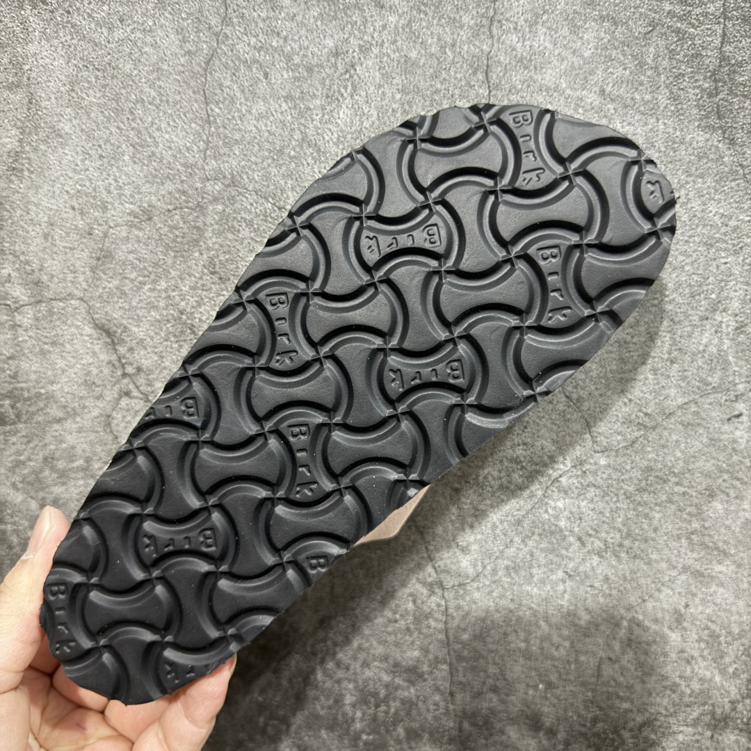 图片[9]-【DC纯原】Birkenstock Arizona 系列勃肯皮革绒面双扣时尚凉拖鞋 牛皮绒面革质地柔软 搭配可调节鞋扣提升穿着舒适度 人体工学设计分散脚部压力 保护脚踝 软木乳胶鞋床具有一定的收缩性 长时间穿着后能贴合脚型 EVA鞋底回弹性和抗张性力高 具有良好的防震、缓冲性 四季皆宜 柔软的鞋床采用额外的泡沫缓冲层 提供额外的舒适感和全天支撑 全网独家首发 源于德国的严谨工艺 牛巴戎面 中层松木 EVA 三层组合大底 优质牛皮面料五金扣 出口订单 尺码：35-44-选品中心