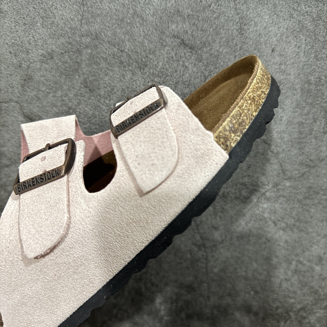 图片[6]-【DC纯原】Birkenstock Arizona 系列勃肯皮革绒面双扣时尚凉拖鞋 牛皮绒面革质地柔软 搭配可调节鞋扣提升穿着舒适度 人体工学设计分散脚部压力 保护脚踝 软木乳胶鞋床具有一定的收缩性 长时间穿着后能贴合脚型 EVA鞋底回弹性和抗张性力高 具有良好的防震、缓冲性 四季皆宜 柔软的鞋床采用额外的泡沫缓冲层 提供额外的舒适感和全天支撑 全网独家首发 源于德国的严谨工艺 牛巴戎面 中层松木 EVA 三层组合大底 优质牛皮面料五金扣 出口订单 尺码：35-44-选品中心