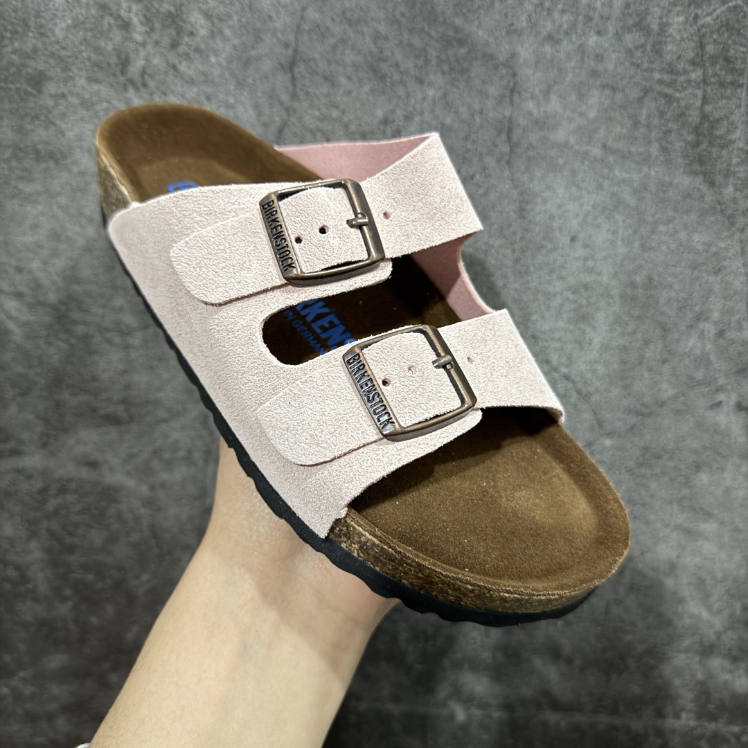 图片[3]-【DC纯原】Birkenstock Arizona 系列勃肯皮革绒面双扣时尚凉拖鞋 牛皮绒面革质地柔软 搭配可调节鞋扣提升穿着舒适度 人体工学设计分散脚部压力 保护脚踝 软木乳胶鞋床具有一定的收缩性 长时间穿着后能贴合脚型 EVA鞋底回弹性和抗张性力高 具有良好的防震、缓冲性 四季皆宜 柔软的鞋床采用额外的泡沫缓冲层 提供额外的舒适感和全天支撑 全网独家首发 源于德国的严谨工艺 牛巴戎面 中层松木 EVA 三层组合大底 优质牛皮面料五金扣 出口订单 尺码：35-44-选品中心