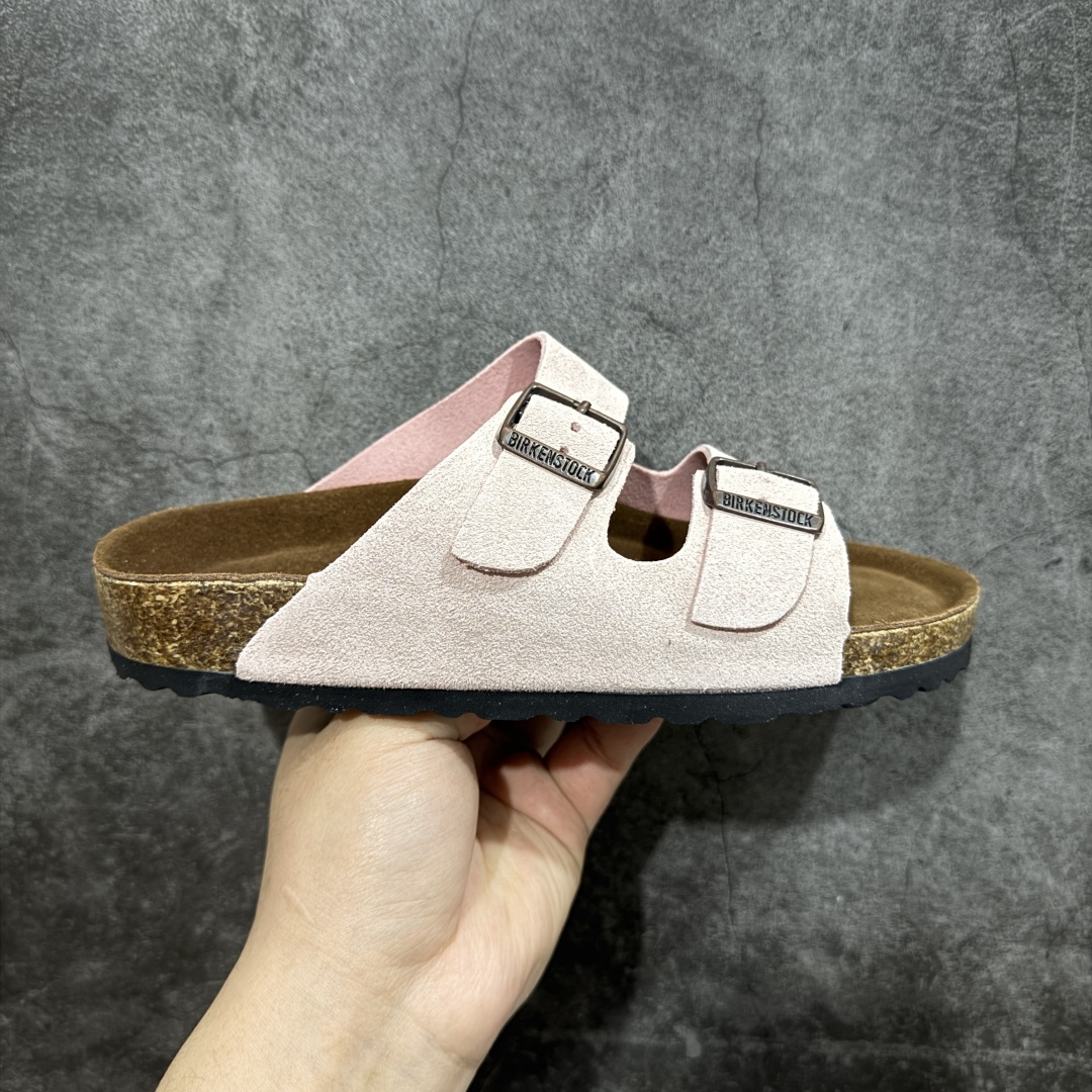 【DC纯原】Birkenstock Arizona 系列勃肯皮革绒面双扣时尚凉拖鞋 牛皮绒面革质地柔软 搭配可调节鞋扣提升穿着舒适度 人体工学设计分散脚部压力 保护脚踝 软木乳胶鞋床具有一定的收缩性 长时间穿着后能贴合脚型 EVA鞋底回弹性和抗张性力高 具有良好的防震、缓冲性 四季皆宜 柔软的鞋床采用额外的泡沫缓冲层 提供额外的舒适感和全天支撑 全网独家首发 源于德国的严谨工艺 牛巴戎面 中层松木 EVA 三层组合大底 优质牛皮面料五金扣 出口订单 尺码:35-44-选品中心