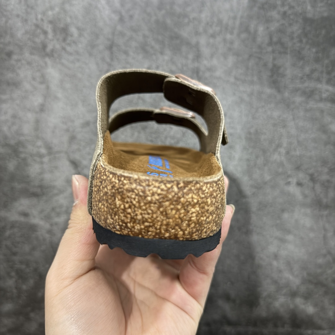 图片[4]-【DC纯原】Birkenstock Arizona 系列勃肯皮革绒面双扣时尚凉拖鞋 牛皮绒面革质地柔软 搭配可调节鞋扣提升穿着舒适度 人体工学设计分散脚部压力 保护脚踝 软木乳胶鞋床具有一定的收缩性 长时间穿着后能贴合脚型 EVA鞋底回弹性和抗张性力高 具有良好的防震、缓冲性 四季皆宜 柔软的鞋床采用额外的泡沫缓冲层 提供额外的舒适感和全天支撑 全网独家首发 源于德国的严谨工艺 牛巴戎面 中层松木 EVA 三层组合大底 优质牛皮面料五金扣 出口订单 尺码：35-44-选品中心