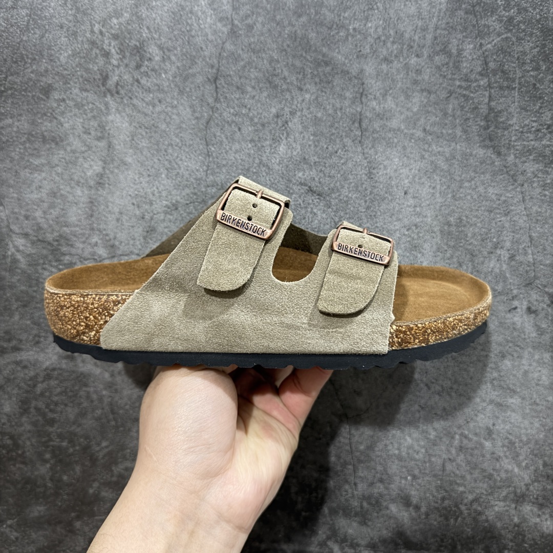 【DC纯原】Birkenstock Arizona 系列勃肯皮革绒面双扣时尚凉拖鞋 牛皮绒面革质地柔软 搭配可调节鞋扣提升穿着舒适度 人体工学设计分散脚部压力 保护脚踝 软木乳胶鞋床具有一定的收缩性 长时间穿着后能贴合脚型 EVA鞋底回弹性和抗张性力高 具有良好的防震、缓冲性 四季皆宜 柔软的鞋床采用额外的泡沫缓冲层 提供额外的舒适感和全天支撑 全网独家首发 源于德国的严谨工艺 牛巴戎面 中层松木 EVA 三层组合大底 优质牛皮面料五金扣 出口订单 尺码:35-44-选品中心