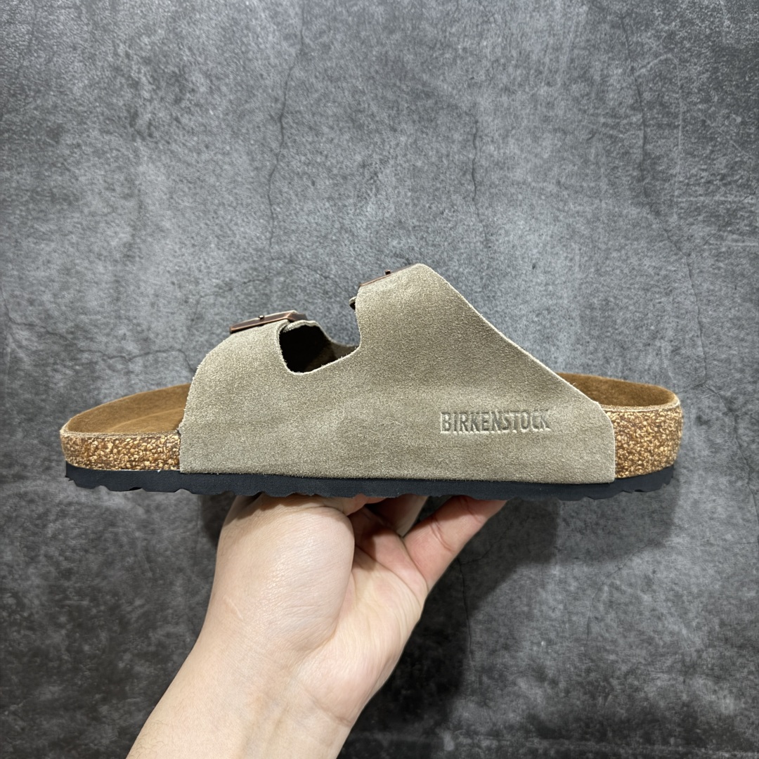 图片[2]-【DC纯原】Birkenstock Arizona 系列勃肯皮革绒面双扣时尚凉拖鞋 牛皮绒面革质地柔软 搭配可调节鞋扣提升穿着舒适度 人体工学设计分散脚部压力 保护脚踝 软木乳胶鞋床具有一定的收缩性 长时间穿着后能贴合脚型 EVA鞋底回弹性和抗张性力高 具有良好的防震、缓冲性 四季皆宜 柔软的鞋床采用额外的泡沫缓冲层 提供额外的舒适感和全天支撑 全网独家首发 源于德国的严谨工艺 牛巴戎面 中层松木 EVA 三层组合大底 优质牛皮面料五金扣 出口订单 尺码：35-44-选品中心