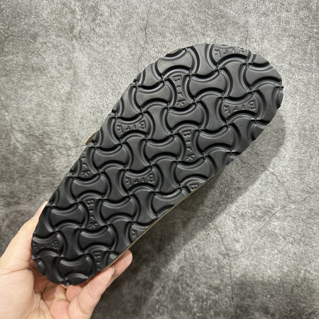 图片[9]-【DC纯原】Birkenstock Arizona 系列勃肯皮革绒面双扣时尚凉拖鞋 牛皮绒面革质地柔软 搭配可调节鞋扣提升穿着舒适度 人体工学设计分散脚部压力 保护脚踝 软木乳胶鞋床具有一定的收缩性 长时间穿着后能贴合脚型 EVA鞋底回弹性和抗张性力高 具有良好的防震、缓冲性 四季皆宜 柔软的鞋床采用额外的泡沫缓冲层 提供额外的舒适感和全天支撑 全网独家首发 源于德国的严谨工艺 牛巴戎面 中层松木 EVA 三层组合大底 优质牛皮面料五金扣 出口订单 尺码：35-44-选品中心