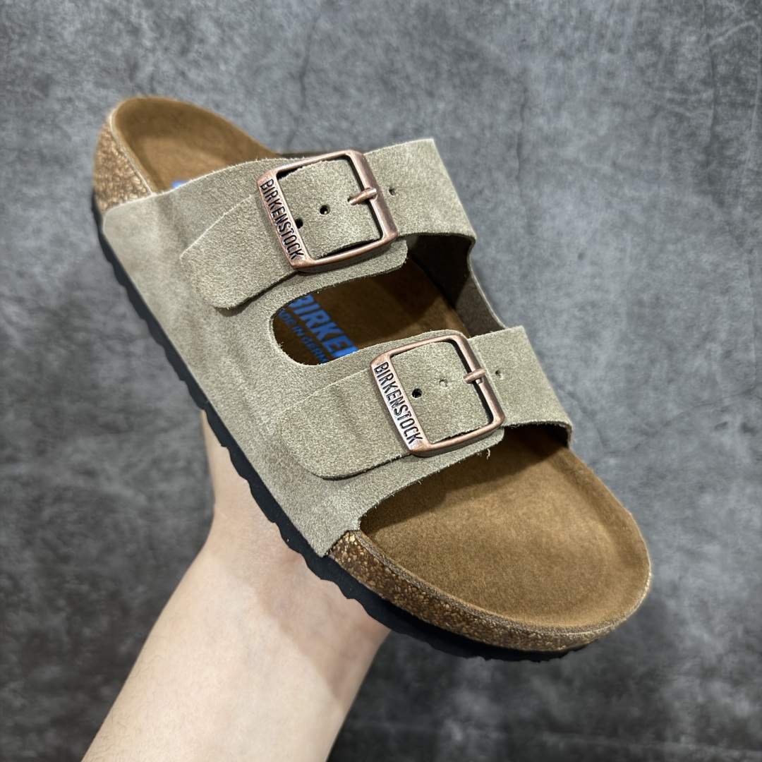 图片[3]-【DC纯原】Birkenstock Arizona 系列勃肯皮革绒面双扣时尚凉拖鞋 牛皮绒面革质地柔软 搭配可调节鞋扣提升穿着舒适度 人体工学设计分散脚部压力 保护脚踝 软木乳胶鞋床具有一定的收缩性 长时间穿着后能贴合脚型 EVA鞋底回弹性和抗张性力高 具有良好的防震、缓冲性 四季皆宜 柔软的鞋床采用额外的泡沫缓冲层 提供额外的舒适感和全天支撑 全网独家首发 源于德国的严谨工艺 牛巴戎面 中层松木 EVA 三层组合大底 优质牛皮面料五金扣 出口订单 尺码：35-44-选品中心