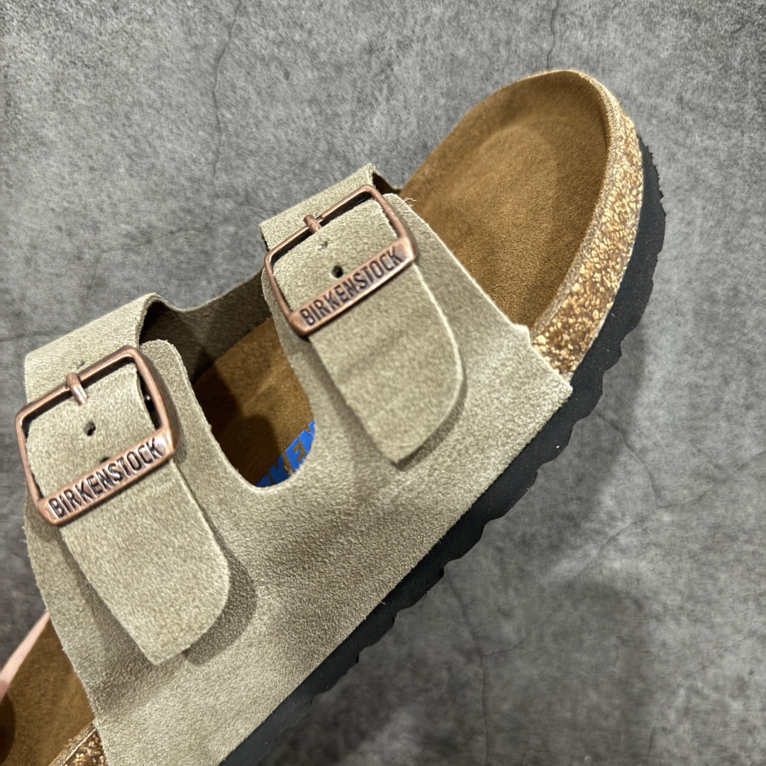 图片[6]-【DC纯原】Birkenstock Arizona 系列勃肯皮革绒面双扣时尚凉拖鞋 牛皮绒面革质地柔软 搭配可调节鞋扣提升穿着舒适度 人体工学设计分散脚部压力 保护脚踝 软木乳胶鞋床具有一定的收缩性 长时间穿着后能贴合脚型 EVA鞋底回弹性和抗张性力高 具有良好的防震、缓冲性 四季皆宜 柔软的鞋床采用额外的泡沫缓冲层 提供额外的舒适感和全天支撑 全网独家首发 源于德国的严谨工艺 牛巴戎面 中层松木 EVA 三层组合大底 优质牛皮面料五金扣 出口订单 尺码：35-44-选品中心