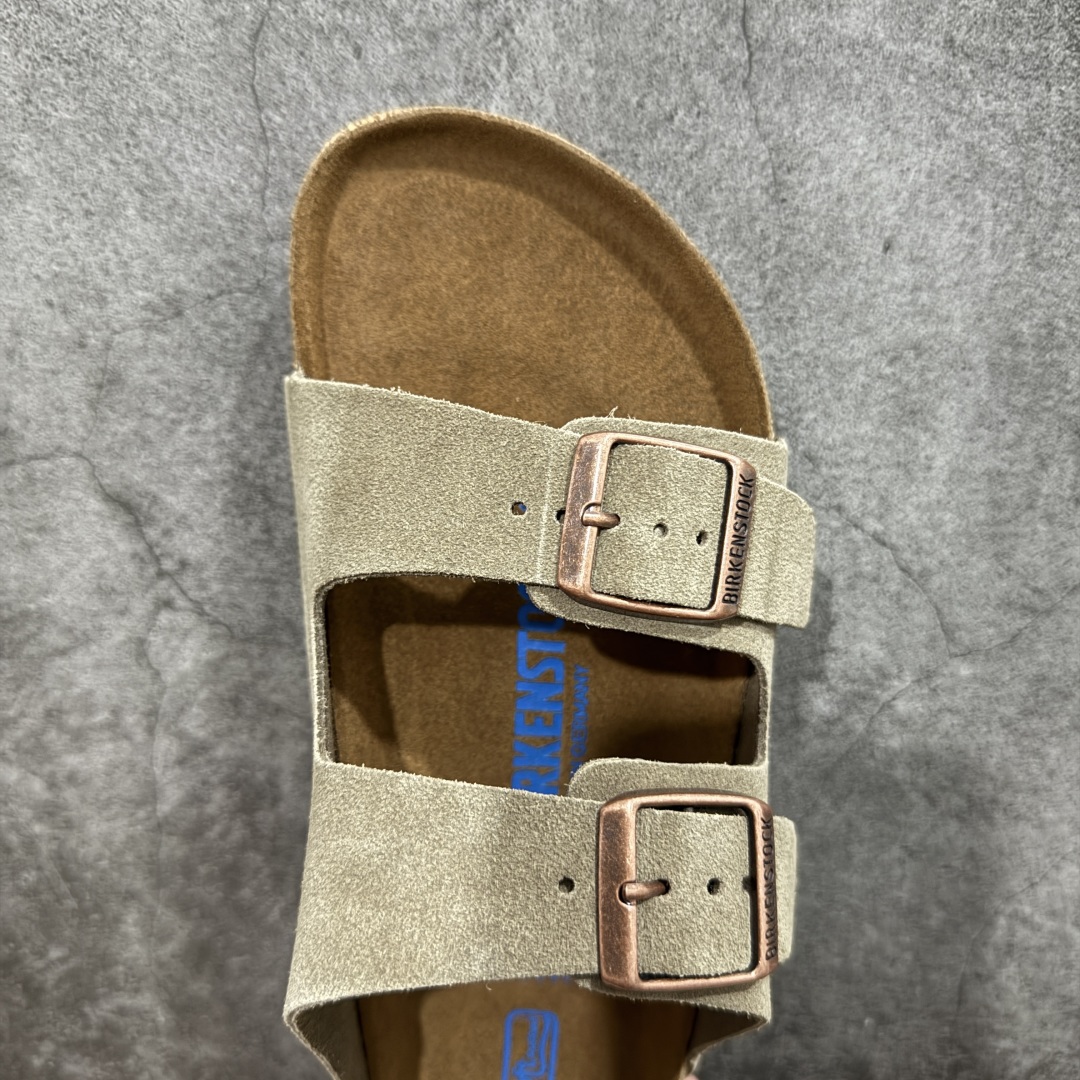图片[5]-【DC纯原】Birkenstock Arizona 系列勃肯皮革绒面双扣时尚凉拖鞋 牛皮绒面革质地柔软 搭配可调节鞋扣提升穿着舒适度 人体工学设计分散脚部压力 保护脚踝 软木乳胶鞋床具有一定的收缩性 长时间穿着后能贴合脚型 EVA鞋底回弹性和抗张性力高 具有良好的防震、缓冲性 四季皆宜 柔软的鞋床采用额外的泡沫缓冲层 提供额外的舒适感和全天支撑 全网独家首发 源于德国的严谨工艺 牛巴戎面 中层松木 EVA 三层组合大底 优质牛皮面料五金扣 出口订单 尺码：35-44-选品中心