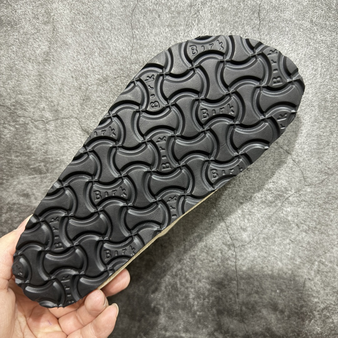 图片[9]-【DC纯原】Birkenstock Arizona 系列勃肯皮革绒面双扣时尚凉拖鞋 牛皮绒面革质地柔软 搭配可调节鞋扣提升穿着舒适度 人体工学设计分散脚部压力 保护脚踝 软木乳胶鞋床具有一定的收缩性 长时间穿着后能贴合脚型 EVA鞋底回弹性和抗张性力高 具有良好的防震、缓冲性 四季皆宜 柔软的鞋床采用额外的泡沫缓冲层 提供额外的舒适感和全天支撑 全网独家首发 源于德国的严谨工艺 牛巴戎面 中层松木 EVA 三层组合大底 优质牛皮面料五金扣 出口订单 尺码：35-44-选品中心