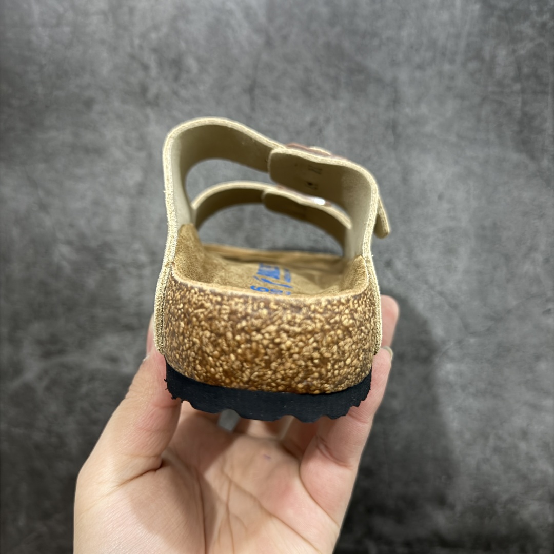 图片[4]-【DC纯原】Birkenstock Arizona 系列勃肯皮革绒面双扣时尚凉拖鞋 牛皮绒面革质地柔软 搭配可调节鞋扣提升穿着舒适度 人体工学设计分散脚部压力 保护脚踝 软木乳胶鞋床具有一定的收缩性 长时间穿着后能贴合脚型 EVA鞋底回弹性和抗张性力高 具有良好的防震、缓冲性 四季皆宜 柔软的鞋床采用额外的泡沫缓冲层 提供额外的舒适感和全天支撑 全网独家首发 源于德国的严谨工艺 牛巴戎面 中层松木 EVA 三层组合大底 优质牛皮面料五金扣 出口订单 尺码：35-44-选品中心